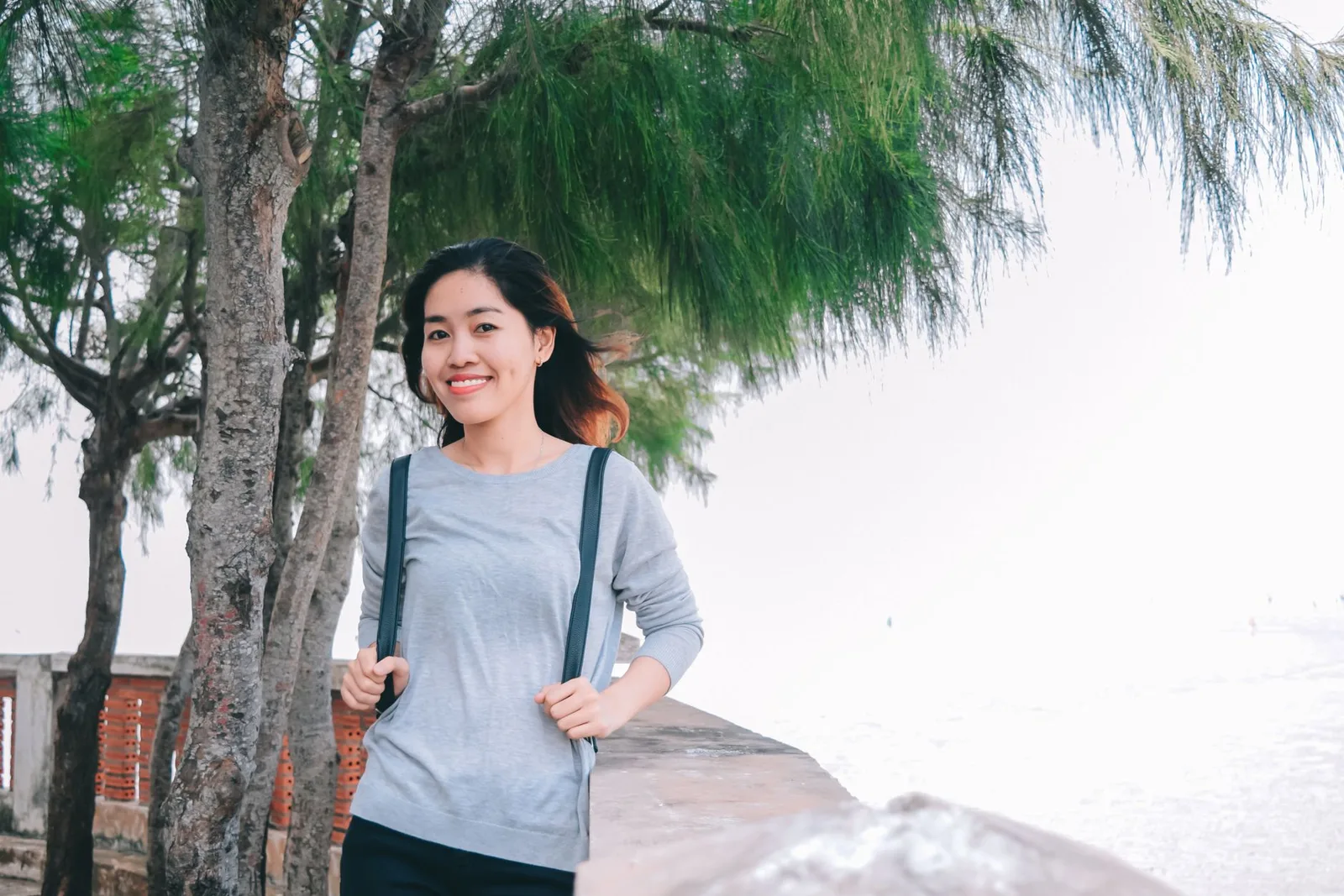 Người phụ nữ châu Á tự tin bước đi dưới ánh bình minh