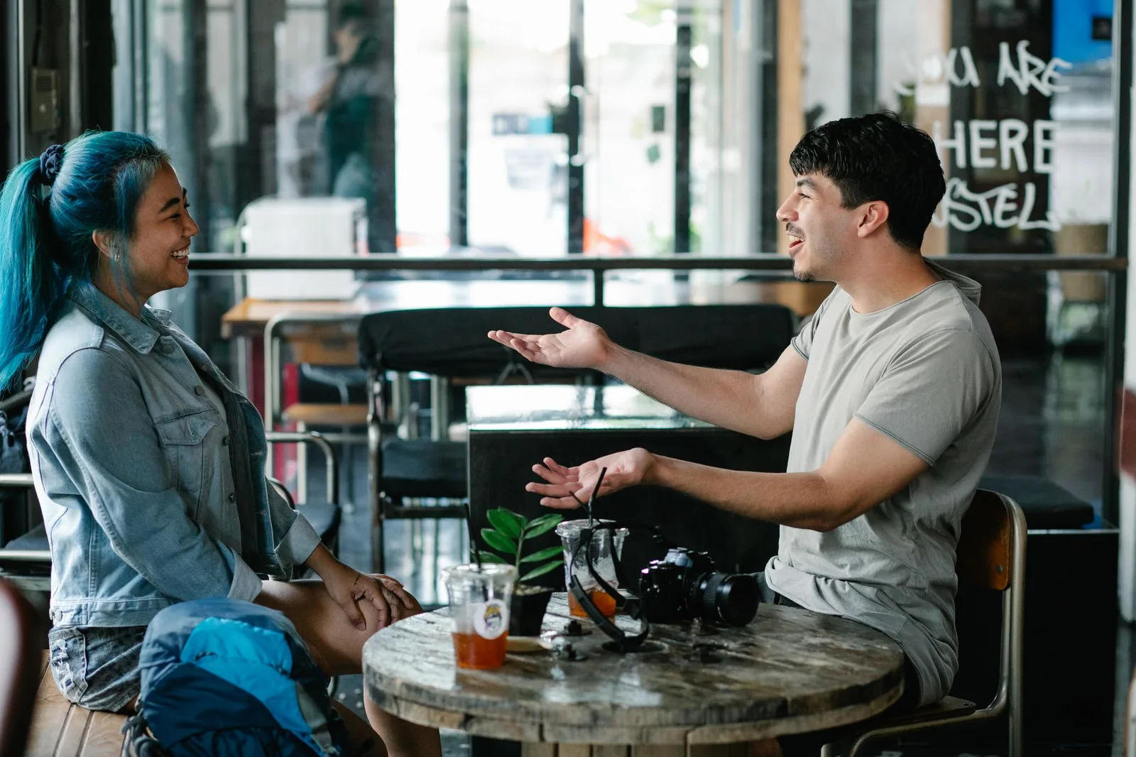 Hai người bạn khác giới gặp gỡ tại quán cà phê