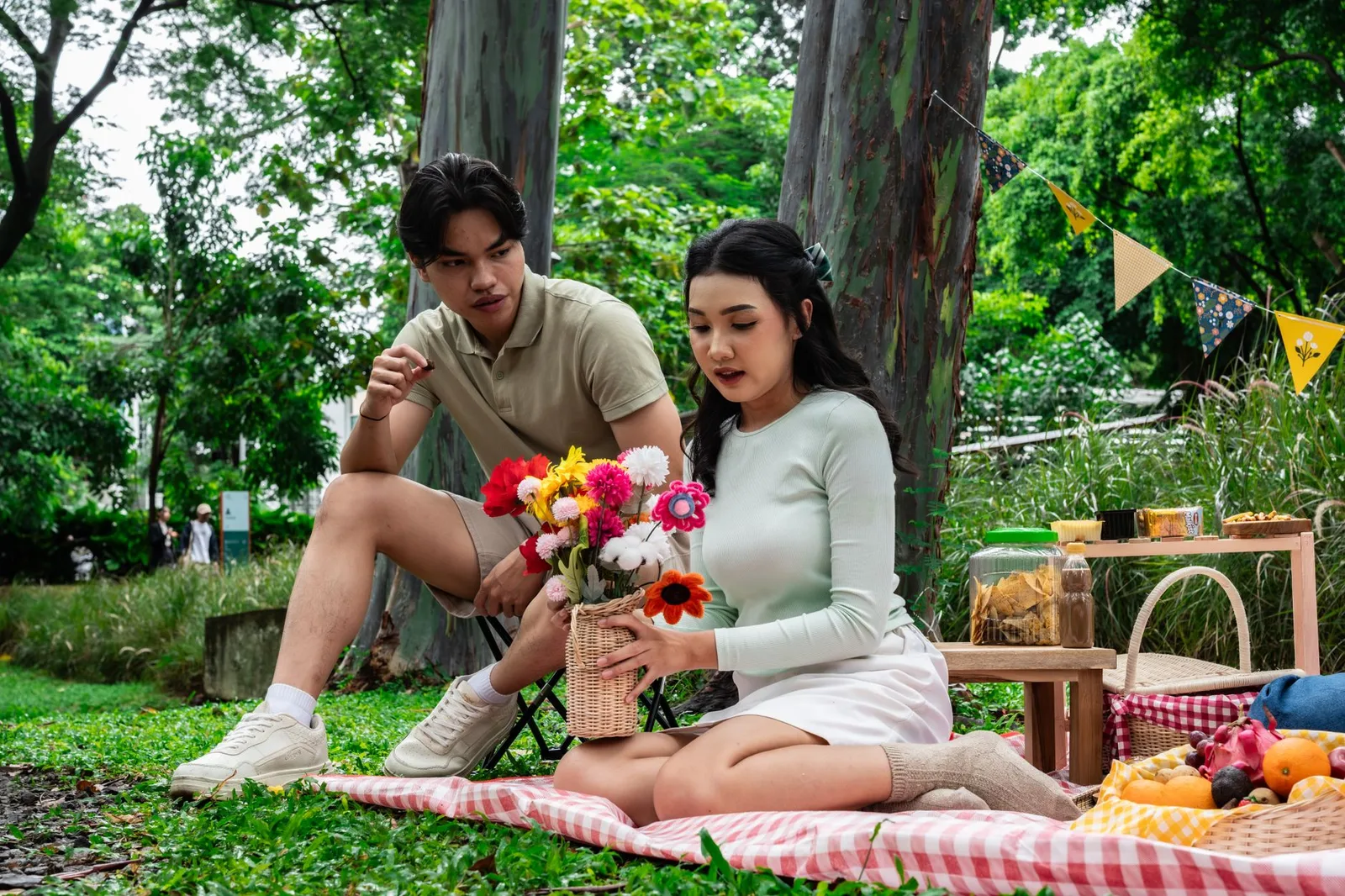Cặp đôi và bạn bè vui vẻ bên nhau trong công viên