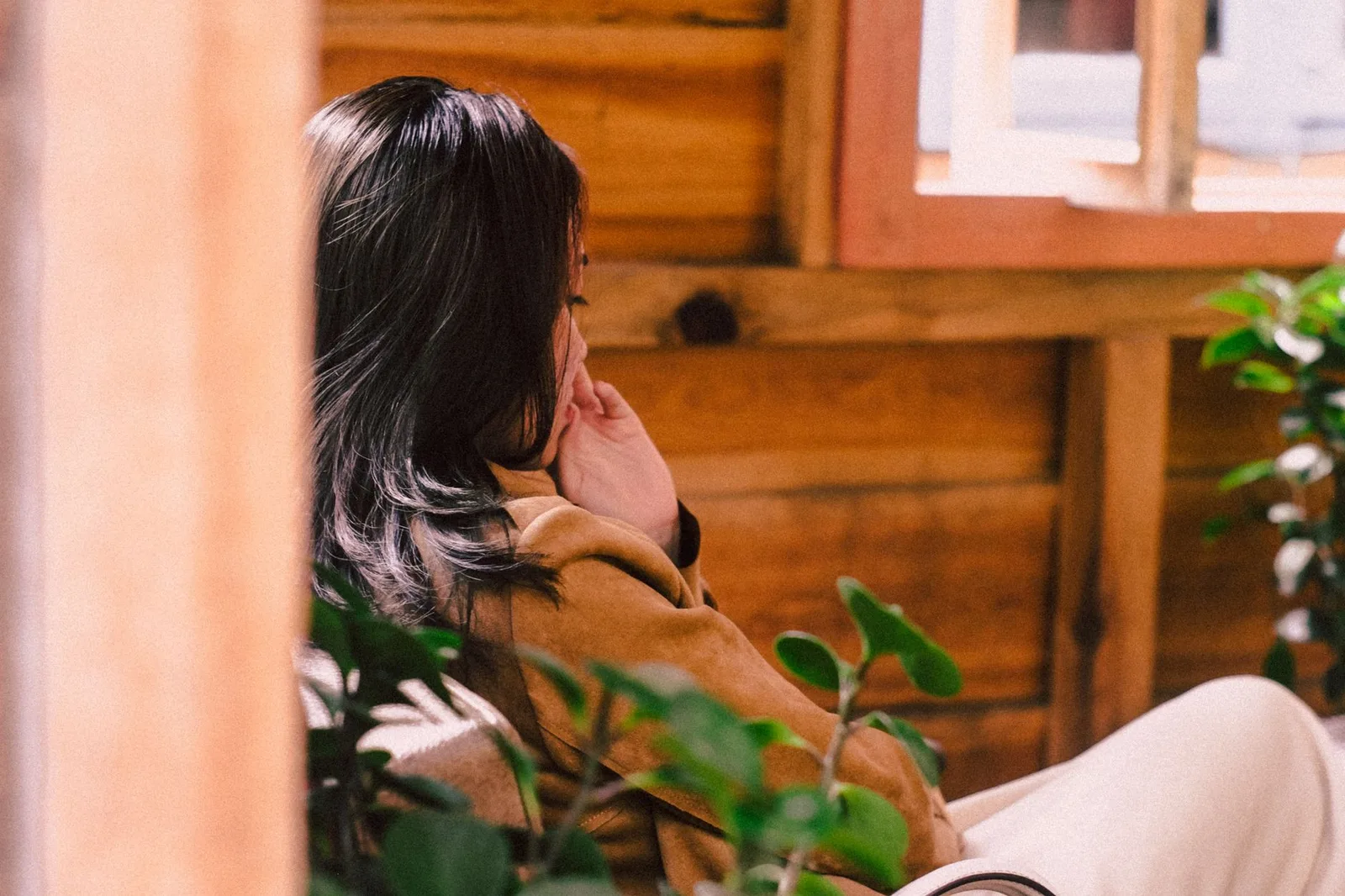Người phụ nữ châu Á bình tâm sau khi bí mật bị tiết lộ