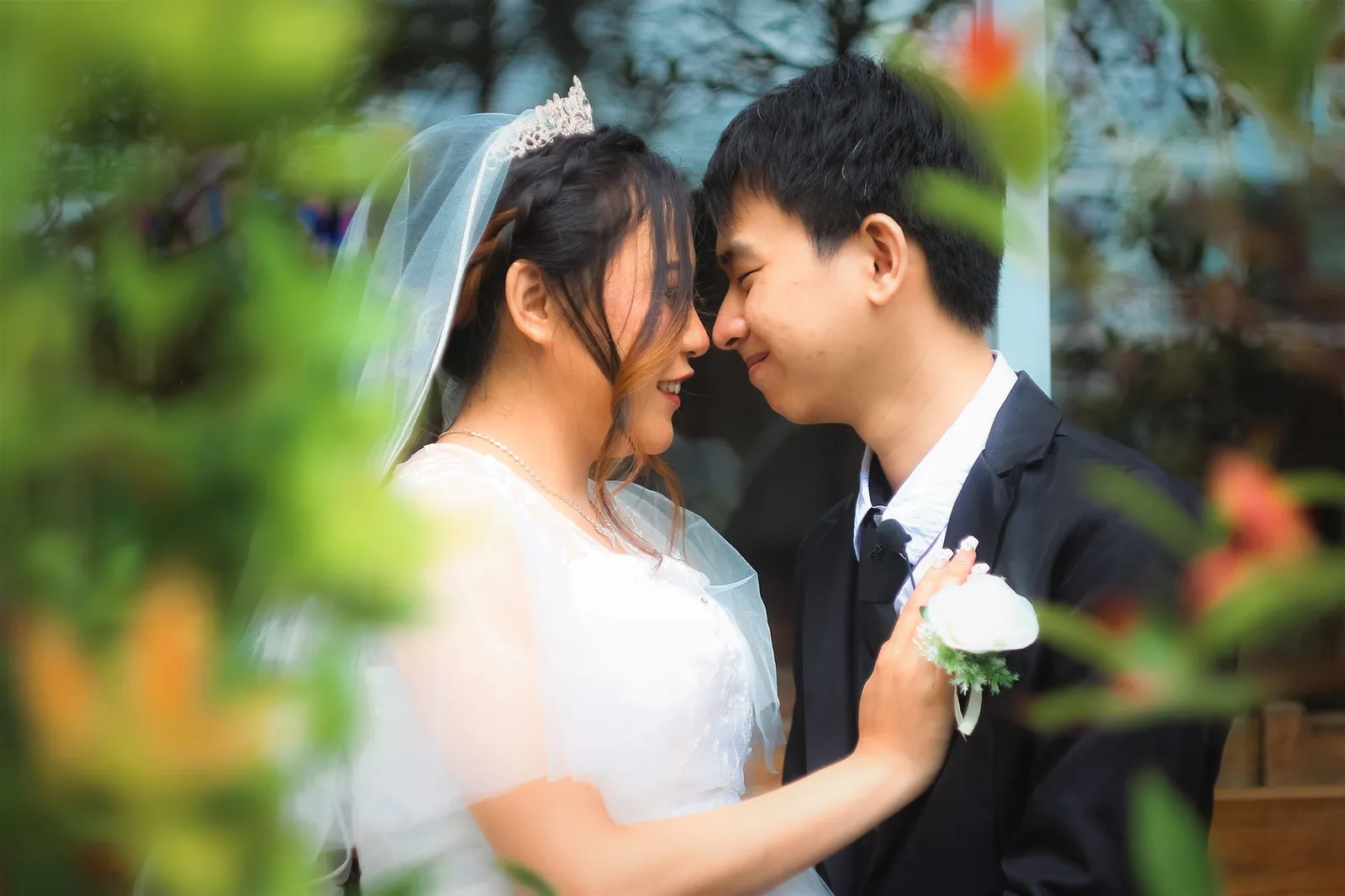 Cặp đôi châu Á chia sẻ khoảnh khắc vui bất ngờ
