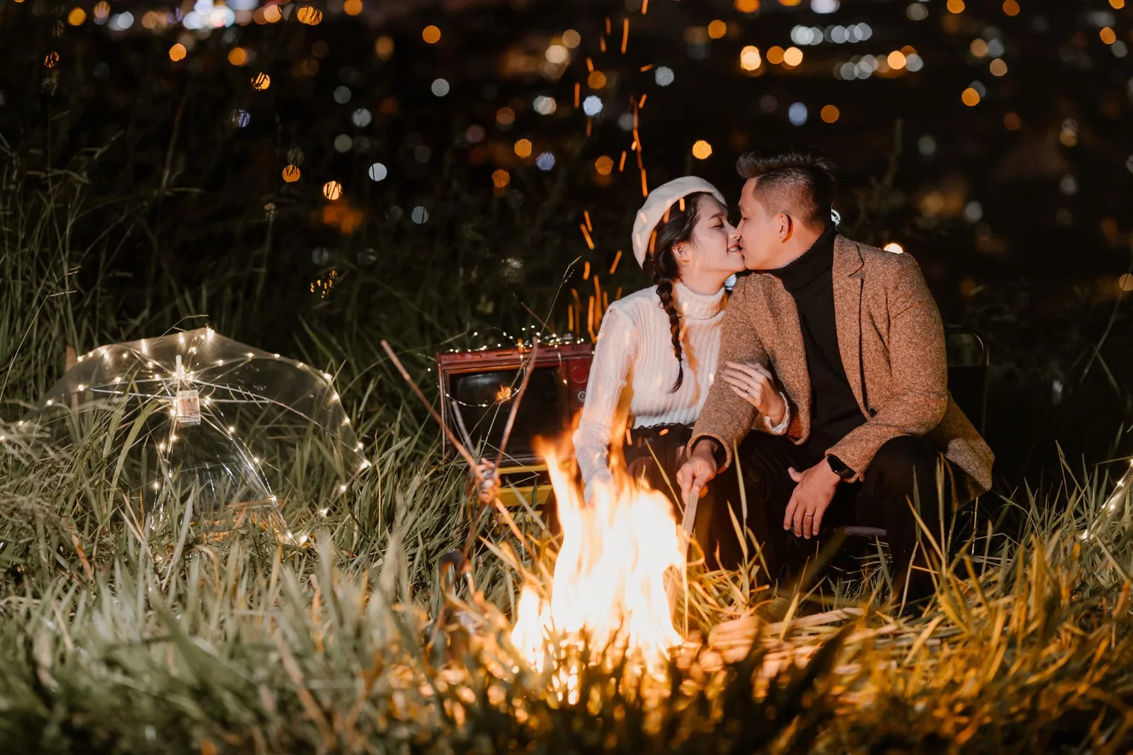 Cặp đôi châu Á hẹn hò yên tĩnh và thoải mái bên nhau