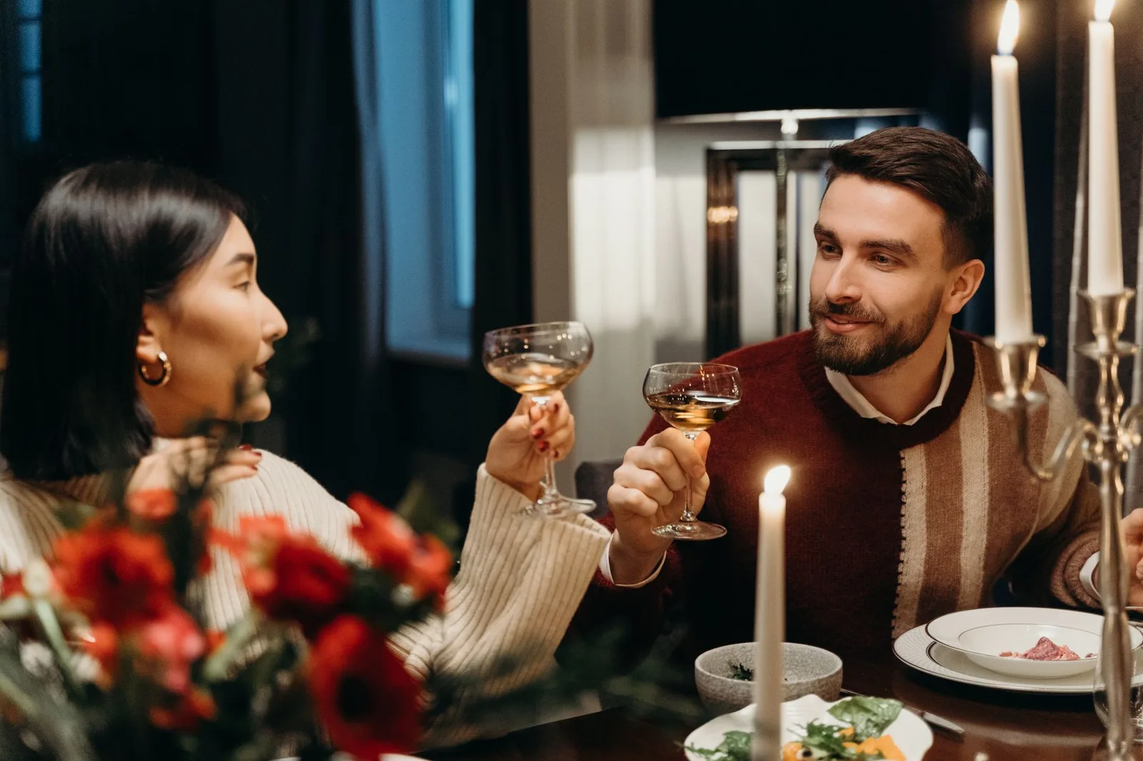 Cặp đôi châu Á cùng chuẩn bị cho một buổi tối lãng mạn