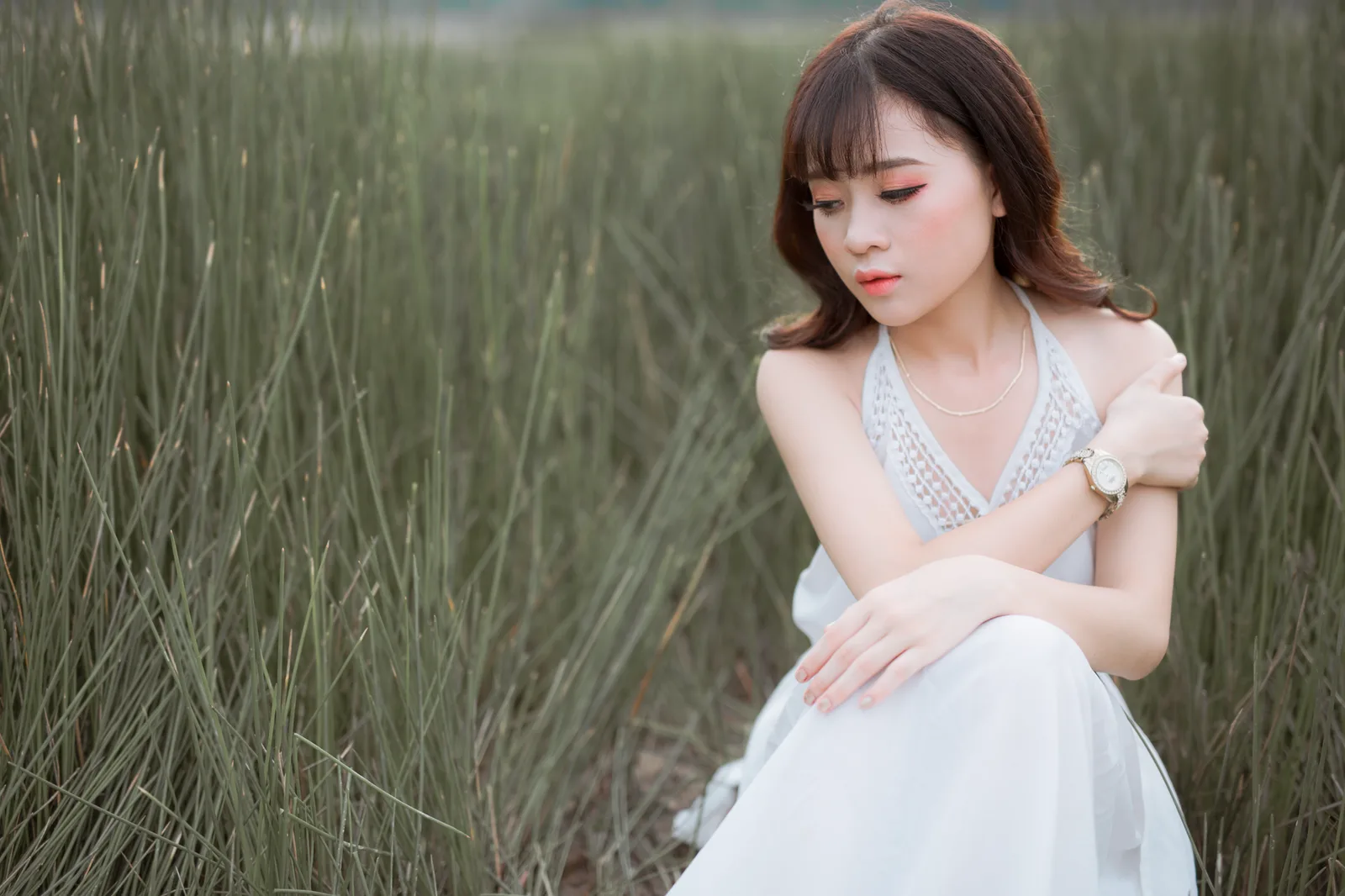 Người trẻ châu Á thư giãn giữa thiên nhiên để cân bằng cuộc sống