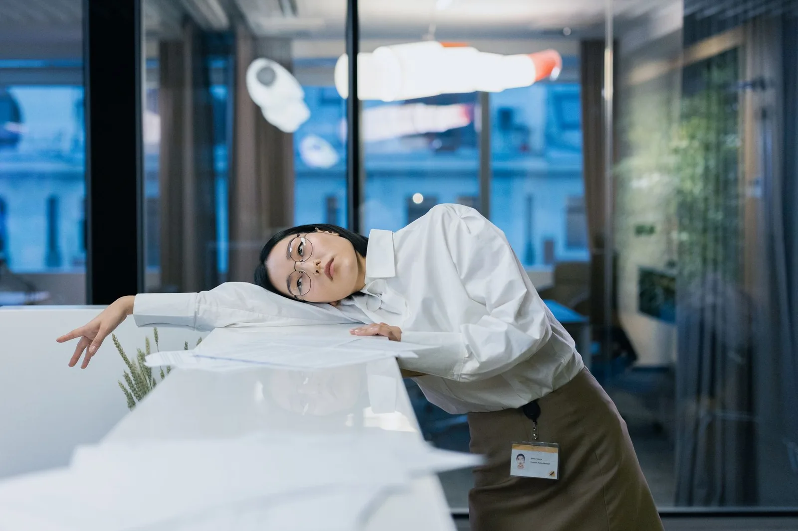Nhân viên mệt mỏi sau nhiều giờ làm việc