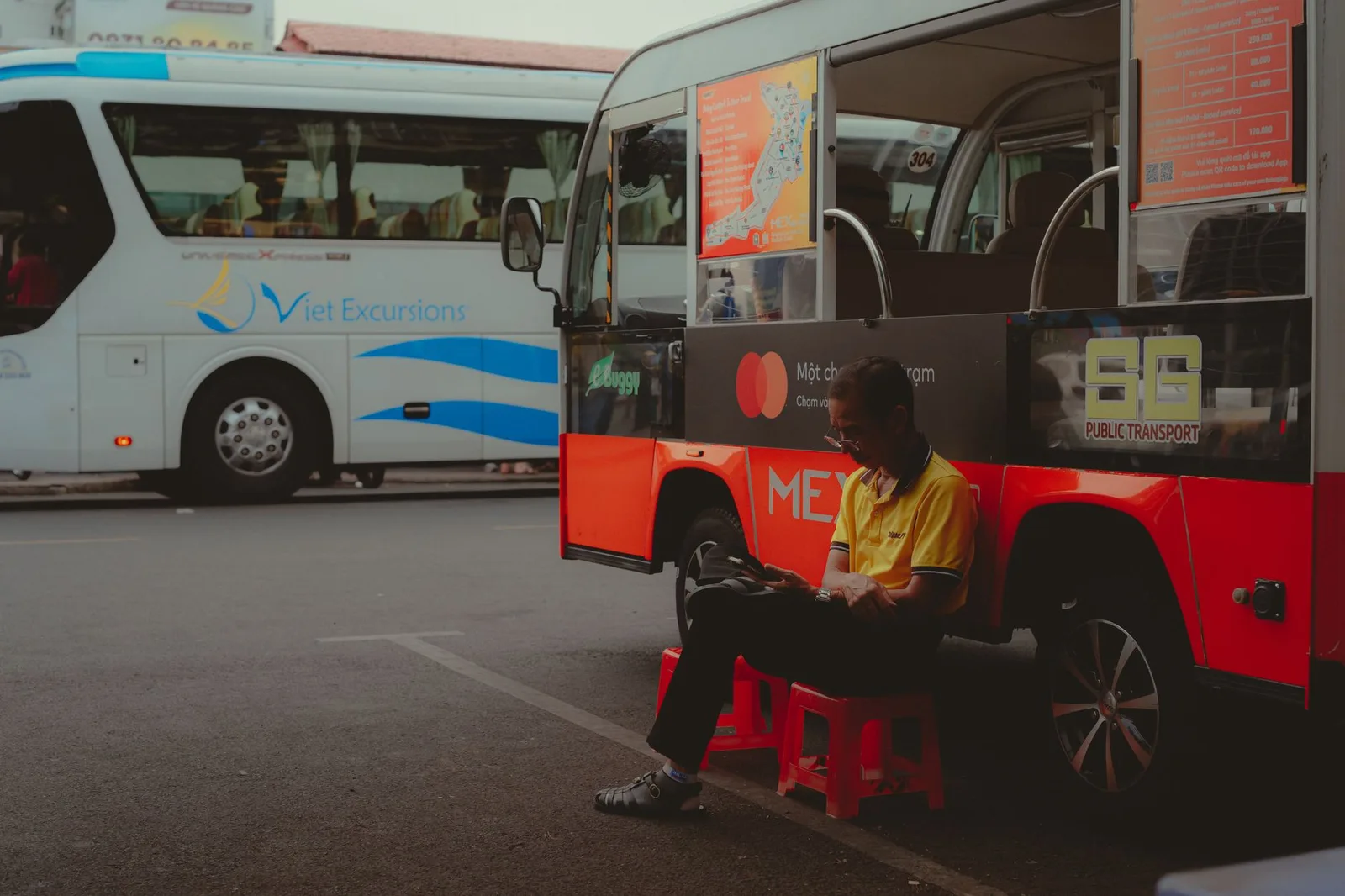 Xe khách di chuyển trên cung đường miền núi Việt Nam