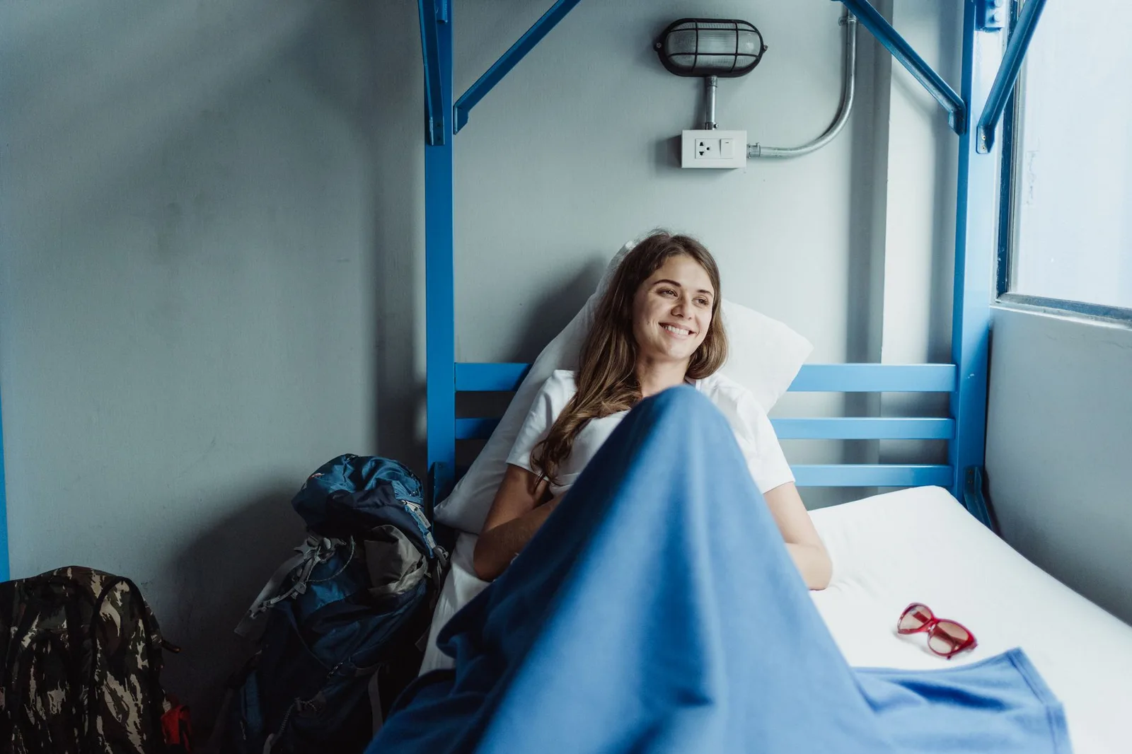 Du khách châu Á đi một mình kiểm tra phòng homestay