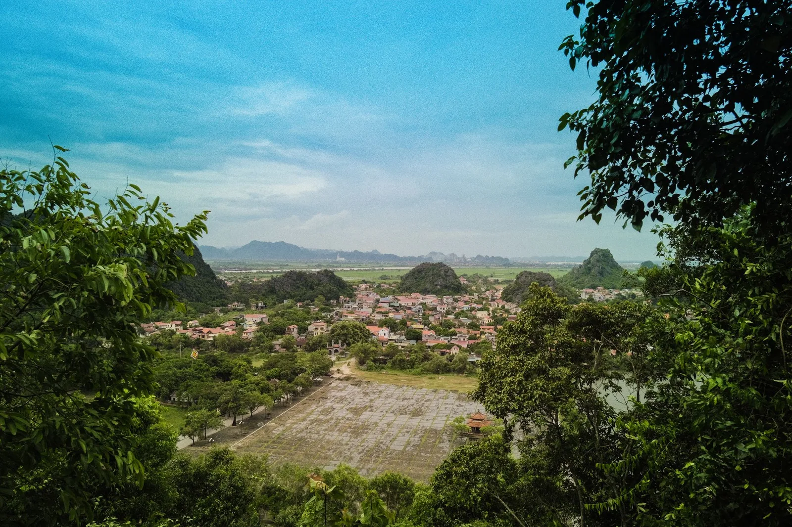 Tàu hỏa từ Hà Nội đi qua vùng quê Ninh Bình