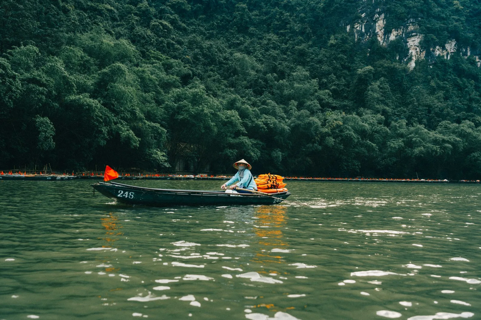 Du khách châu Á đi xe máy khám phá Ninh Bình một mình