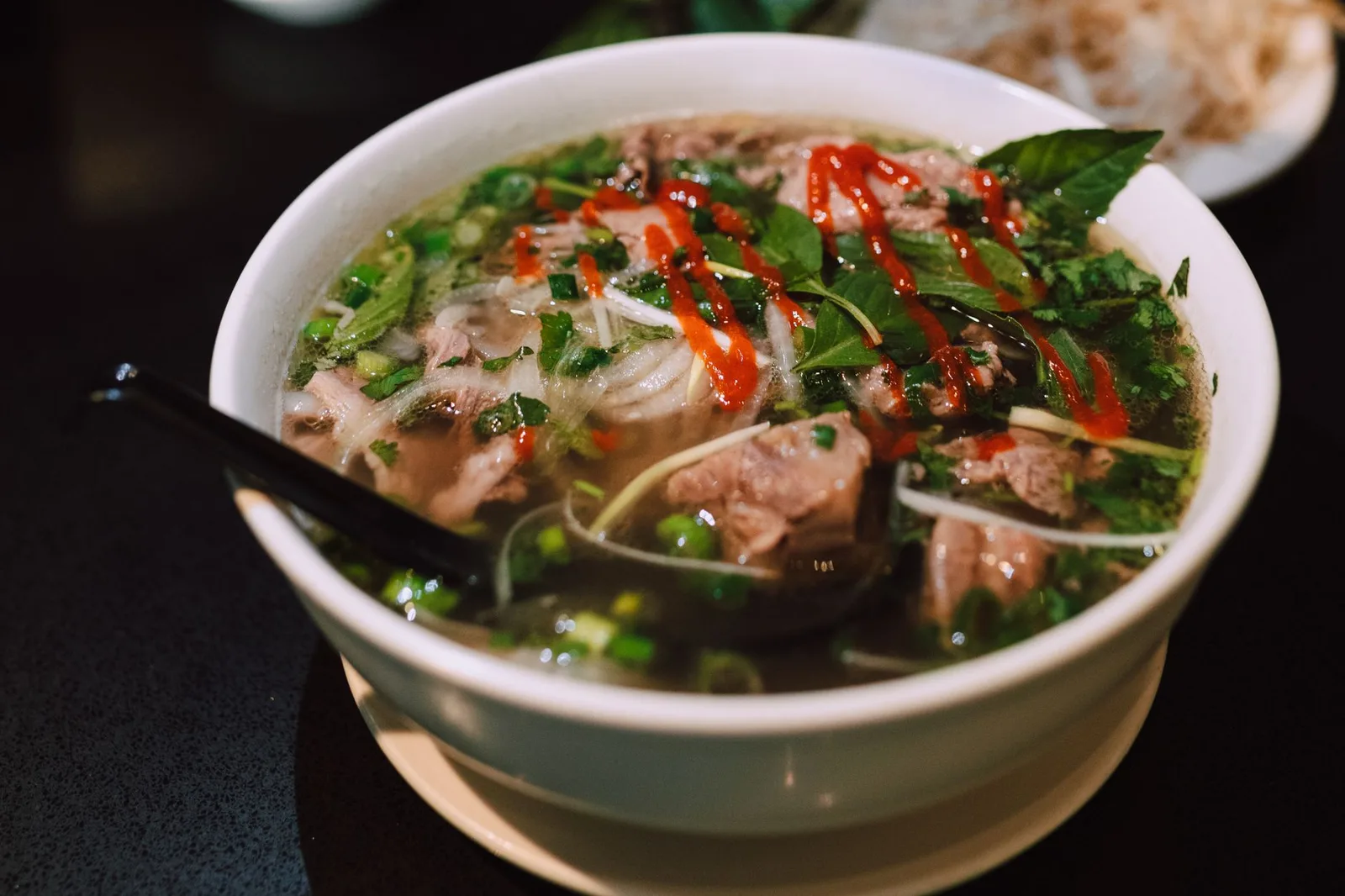 Khách châu Á dùng bữa một mình trong quán Việt