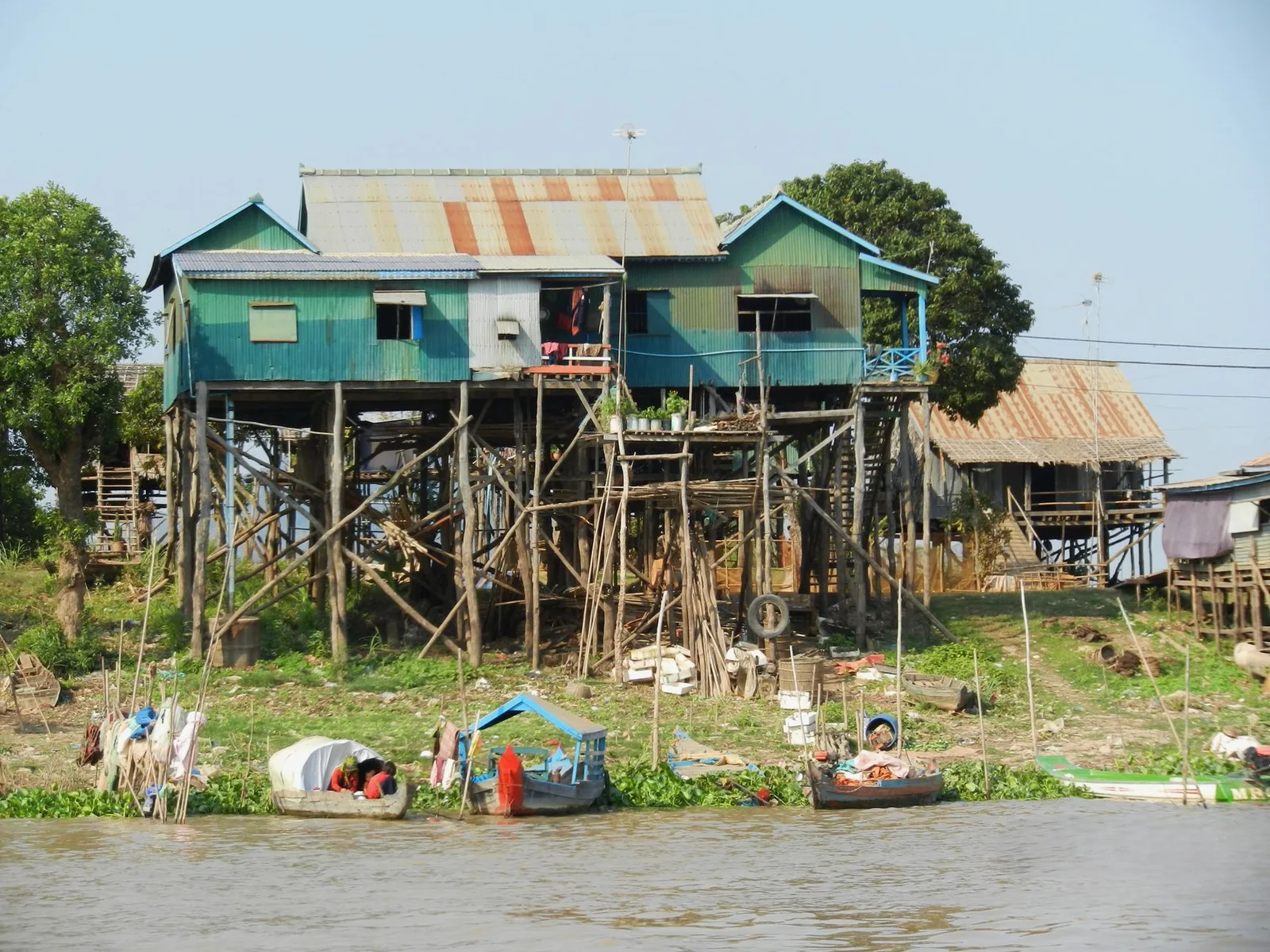 Nhà sàn gỗ truyền thống trong bản Mường Hòa Bình