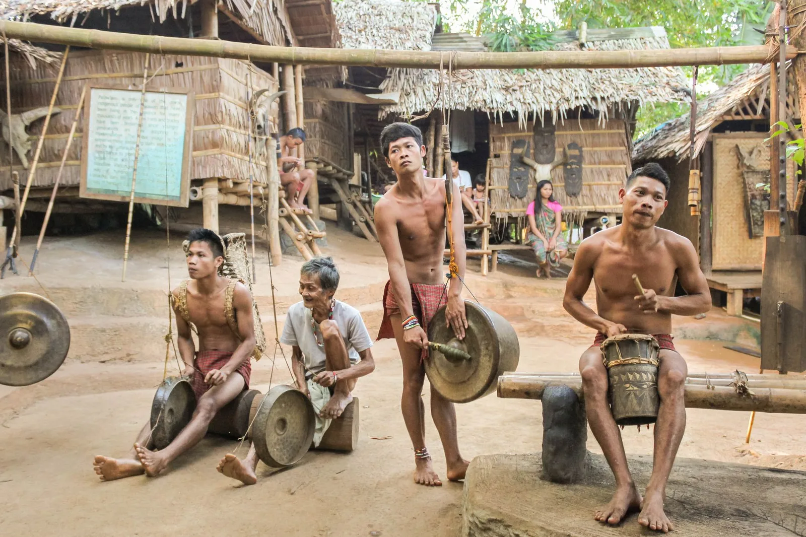 Nghệ nhân Việt Nam biểu diễn cồng chiêng truyền thống