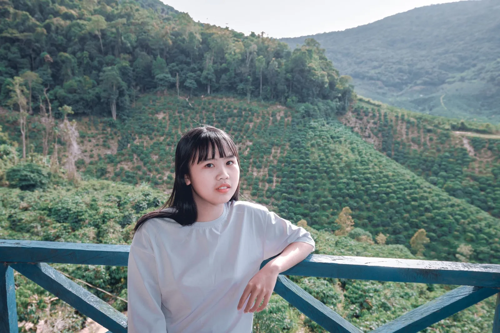 Người phụ nữ châu Á thư giãn trên ban công nhà nghỉ vùng núi