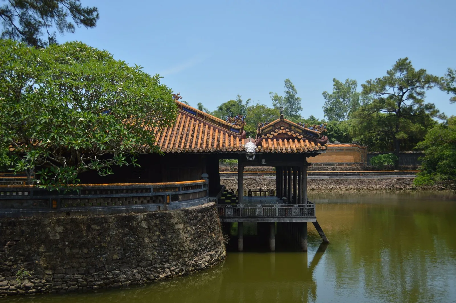 Khu vườn chùa thanh tĩnh ở Huế vào buổi sáng