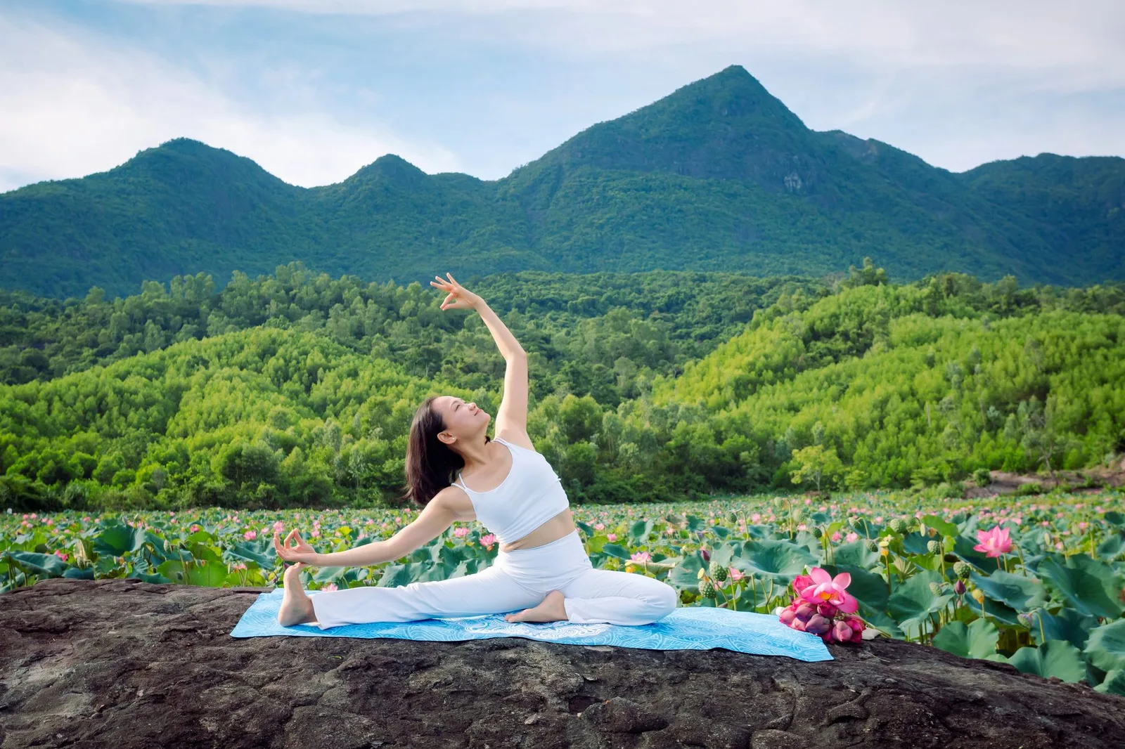 Người phụ nữ tập yoga giữa không gian thiên nhiên thư thái