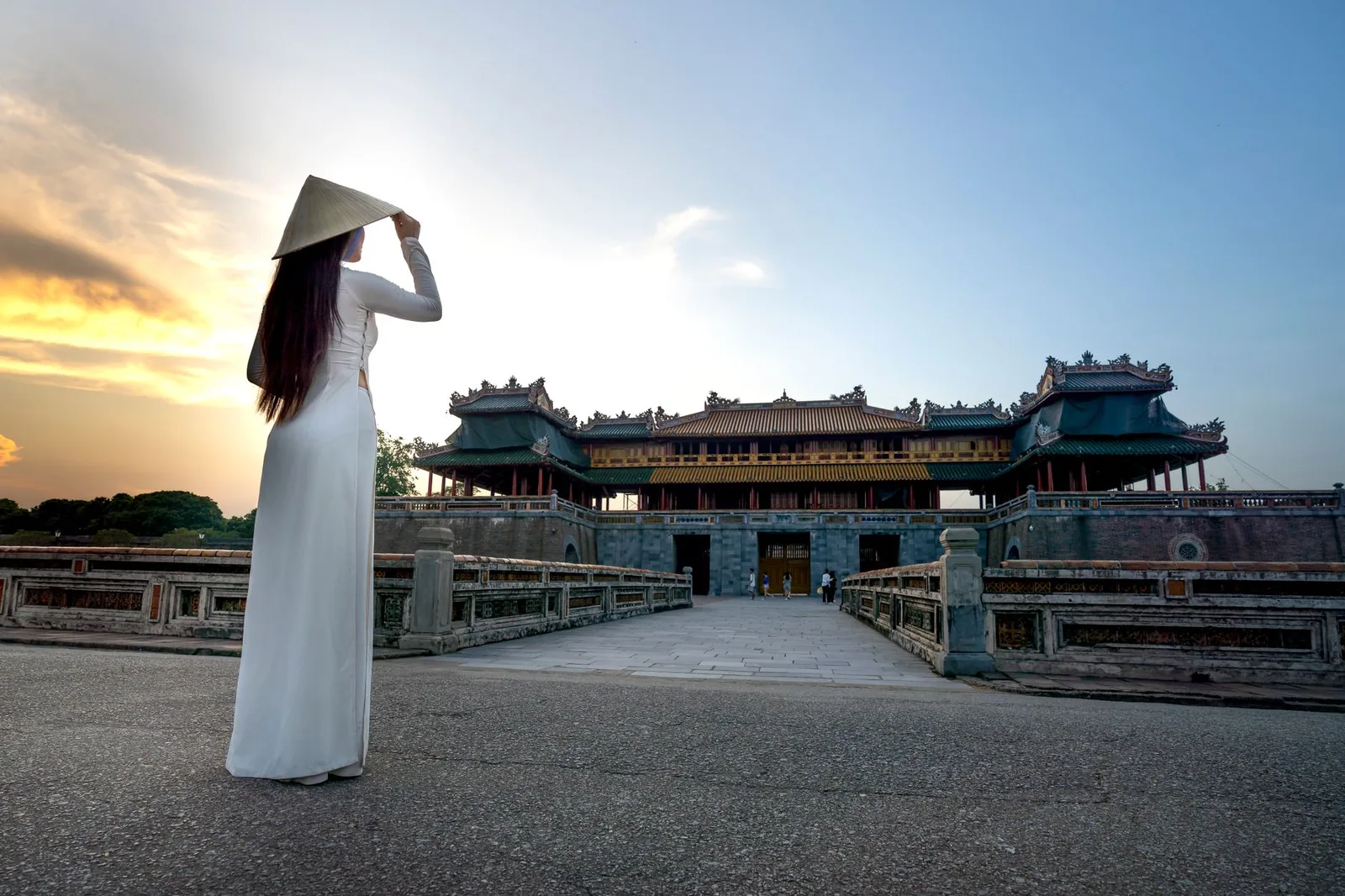Du khách nữ ngắm hoàng hôn trong chuyến đi Huế một mình