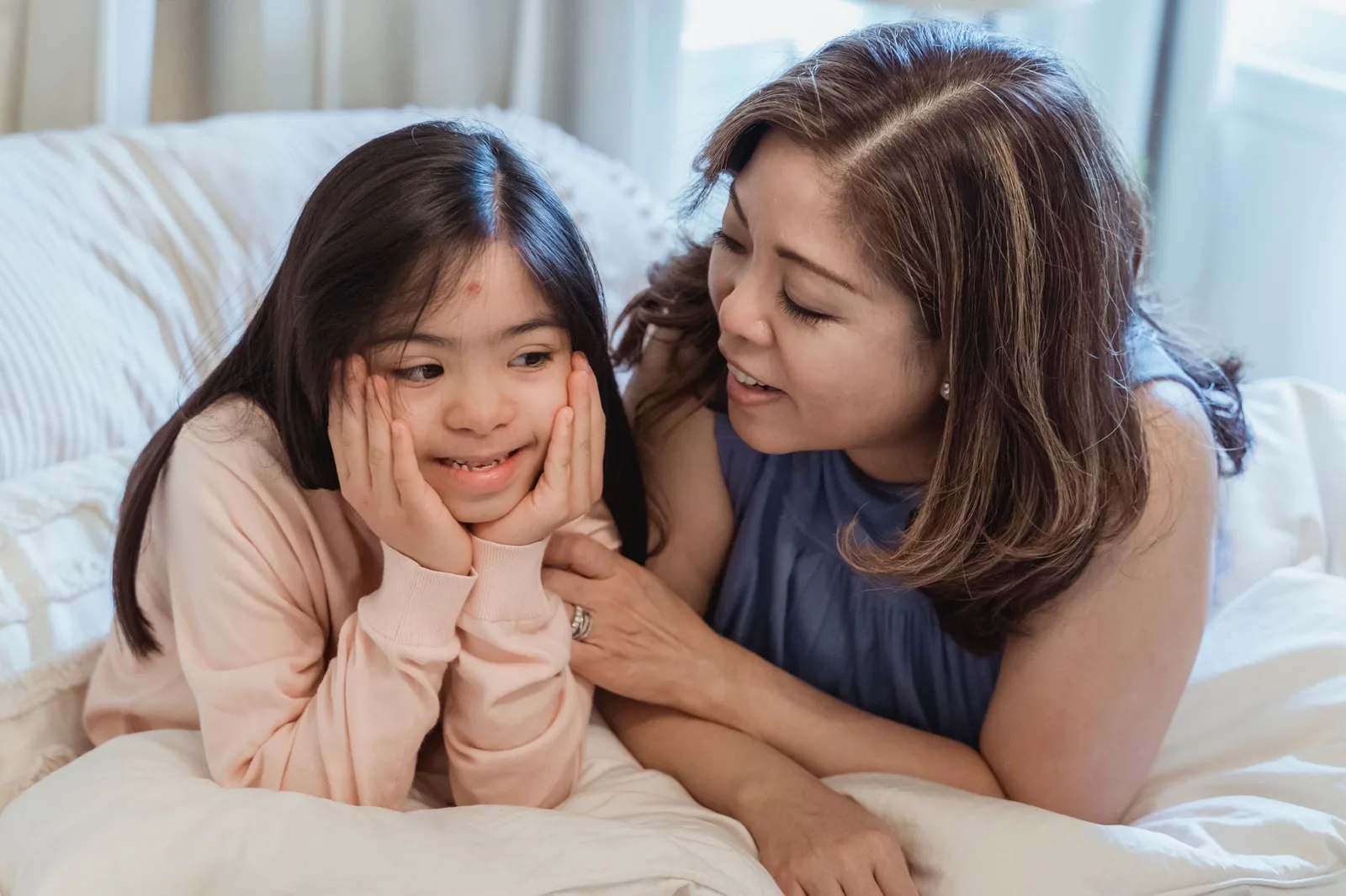 Người phụ nữ châu Á suy ngẫm về nhu cầu trong tình yêu