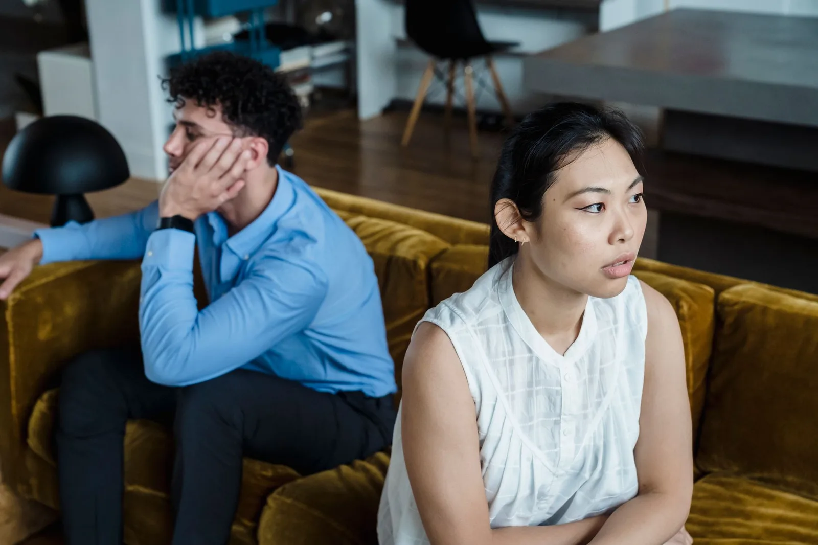 Cặp đôi châu Á nghiêm túc trao đổi về mối quan hệ