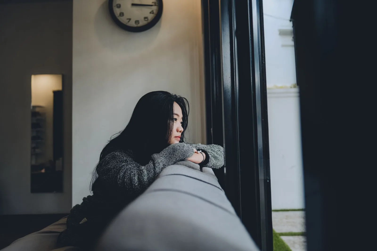 Người phụ nữ châu Á cảm thấy lẻ loi bên người yêu