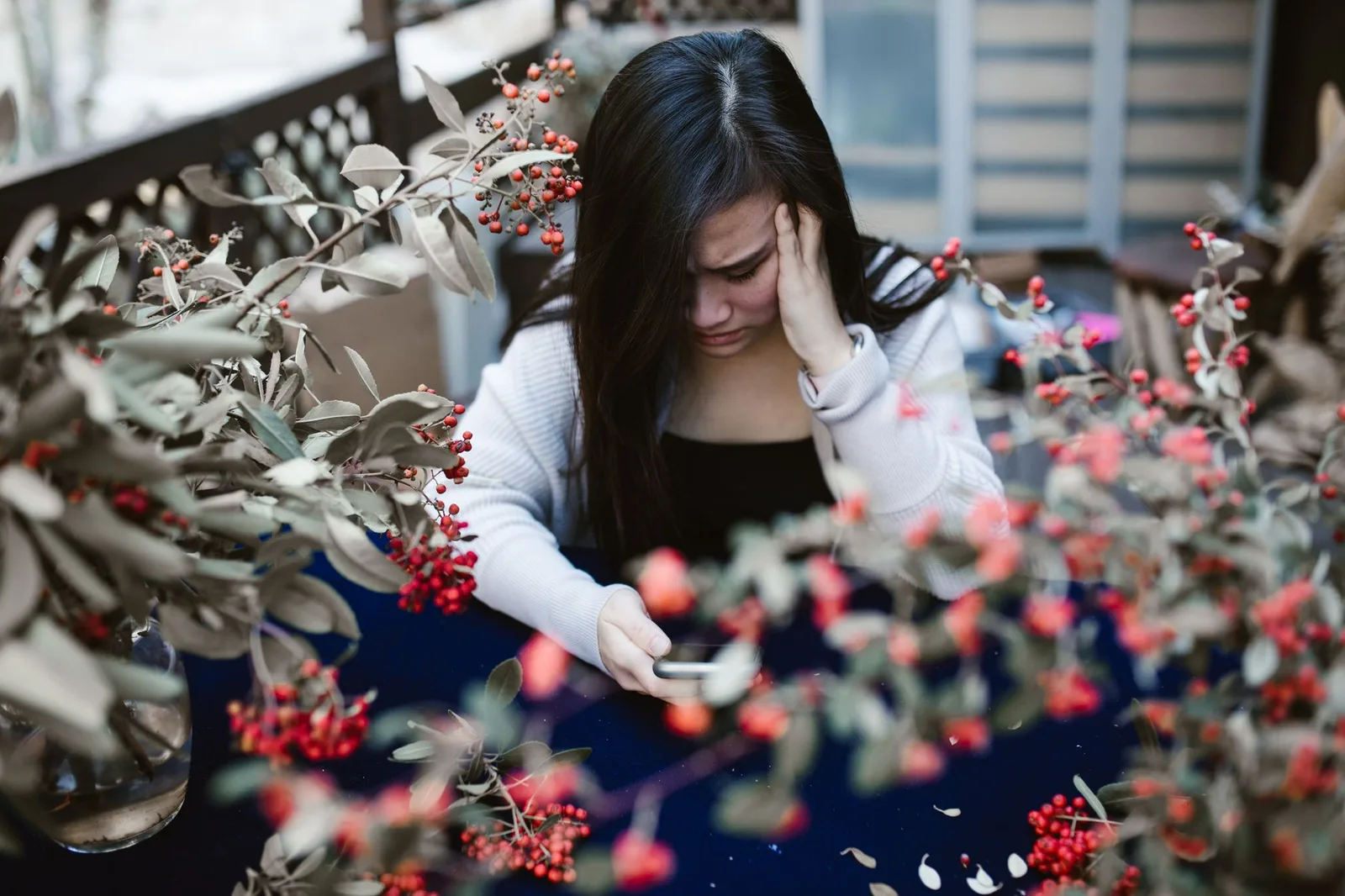 Người phụ nữ châu Á suy ngẫm về mối quan hệ