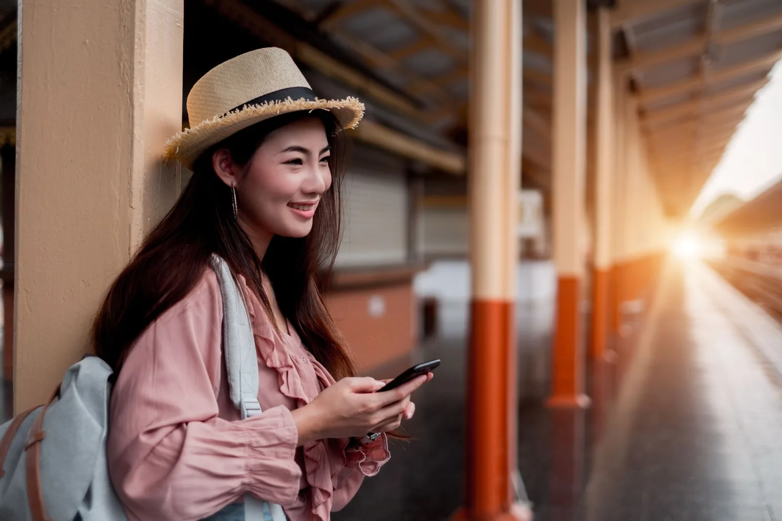Cô gái châu Á chờ tin nhắn từ người yêu