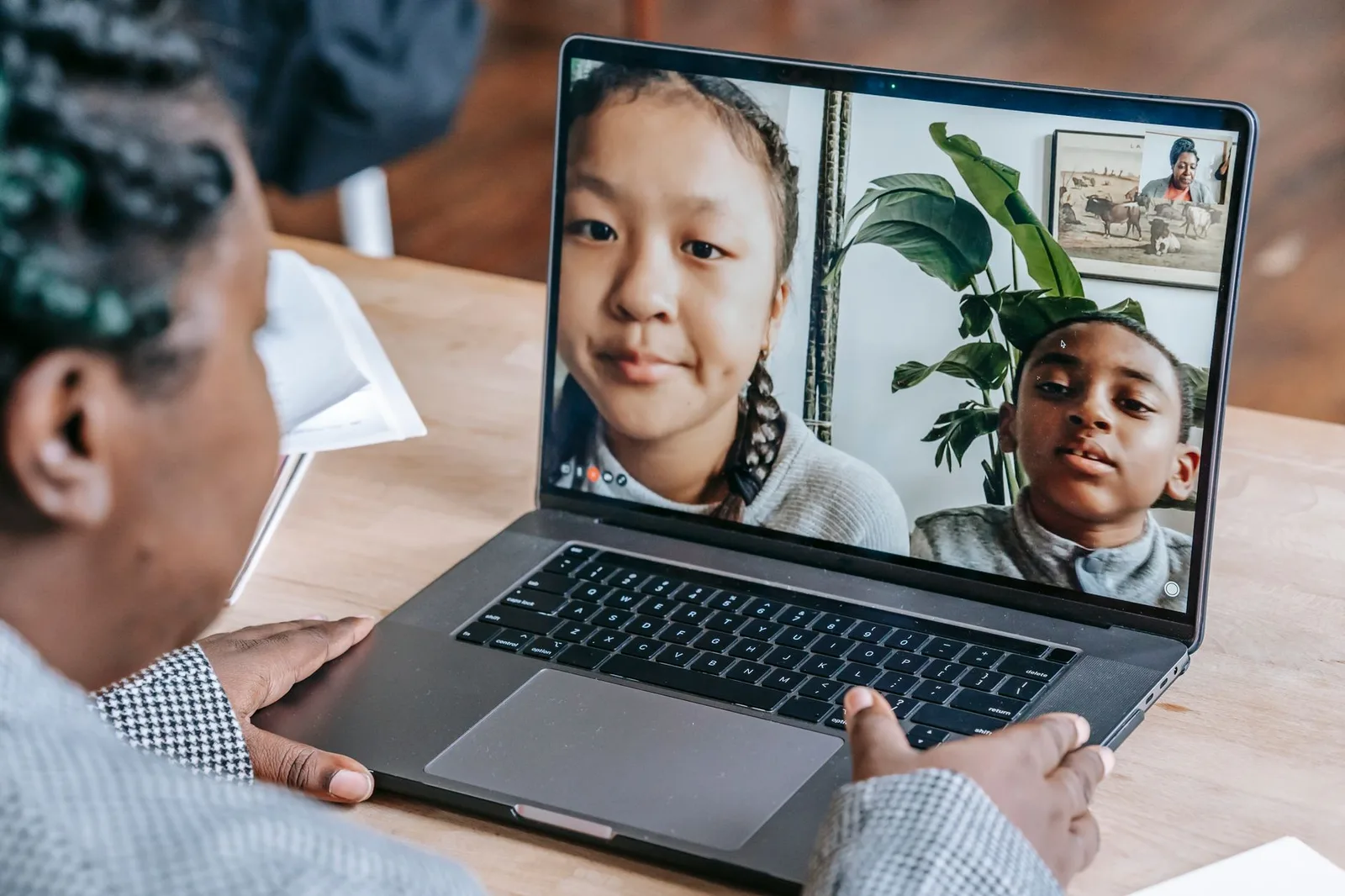 Cặp đôi châu Á trao đổi nghiêm túc qua cuộc gọi video