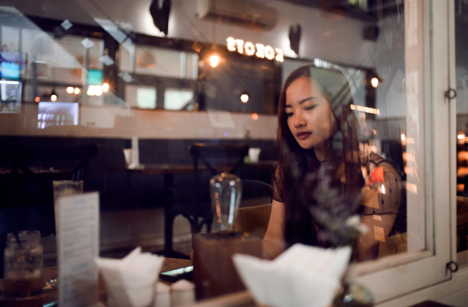 Cô gái châu Á suy ngẫm bên cửa sổ về tình yêu xa