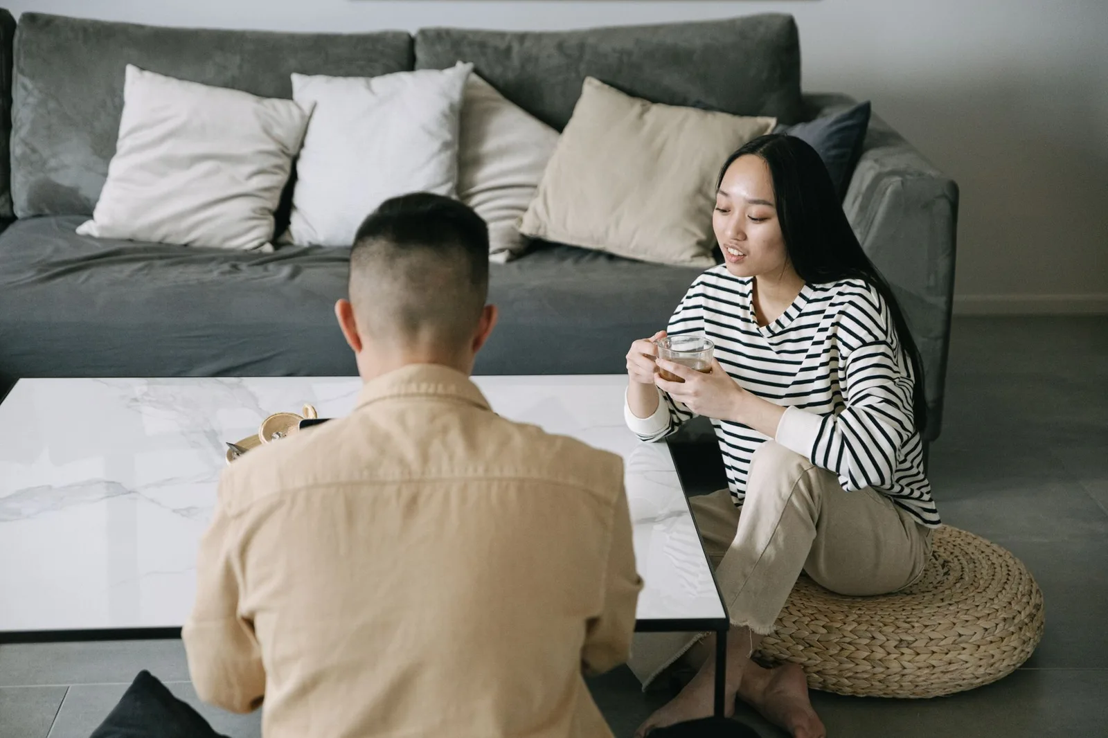 Cặp đôi châu Á trò chuyện nghiêm túc về mối quan hệ