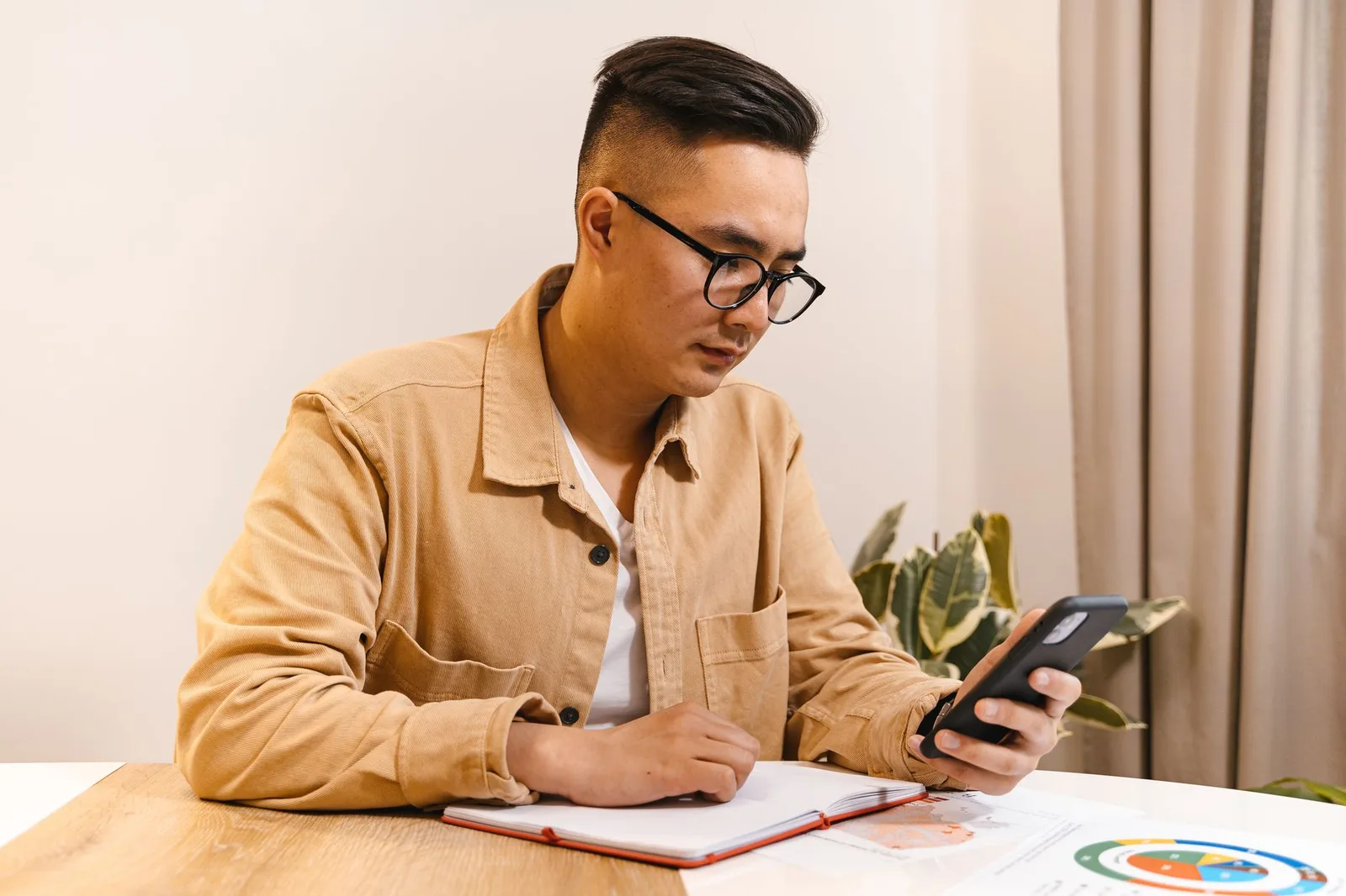 Người đàn ông châu Á viết kế hoạch bắt đầu lại đơn giản