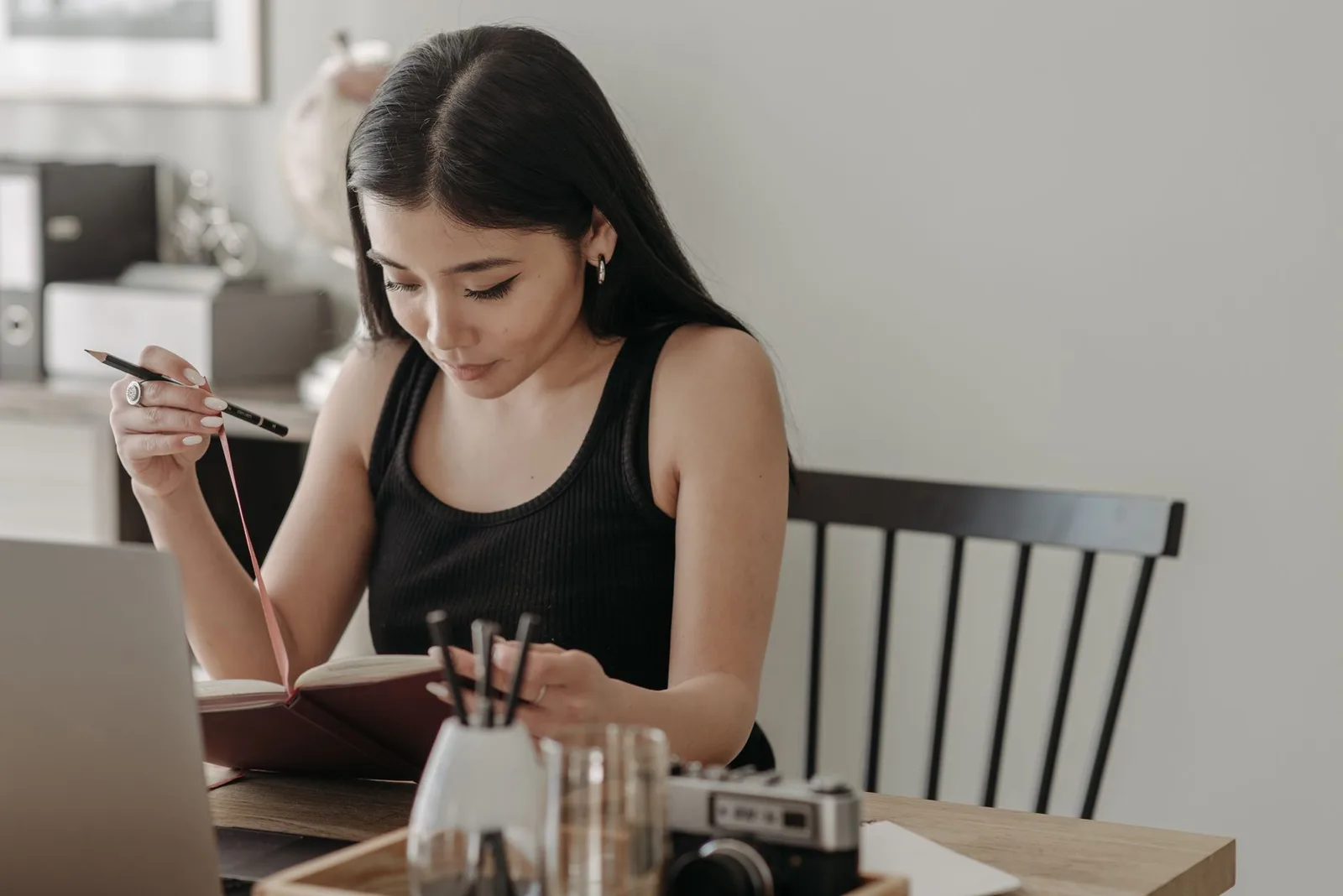 Người phụ nữ châu Á viết những mục tiêu nhỏ vào sổ