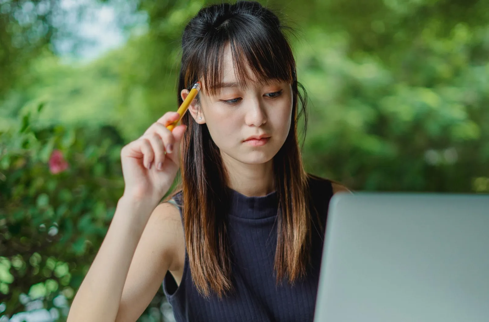 Người phụ nữ châu Á hoàn thành một nhiệm vụ nhỏ