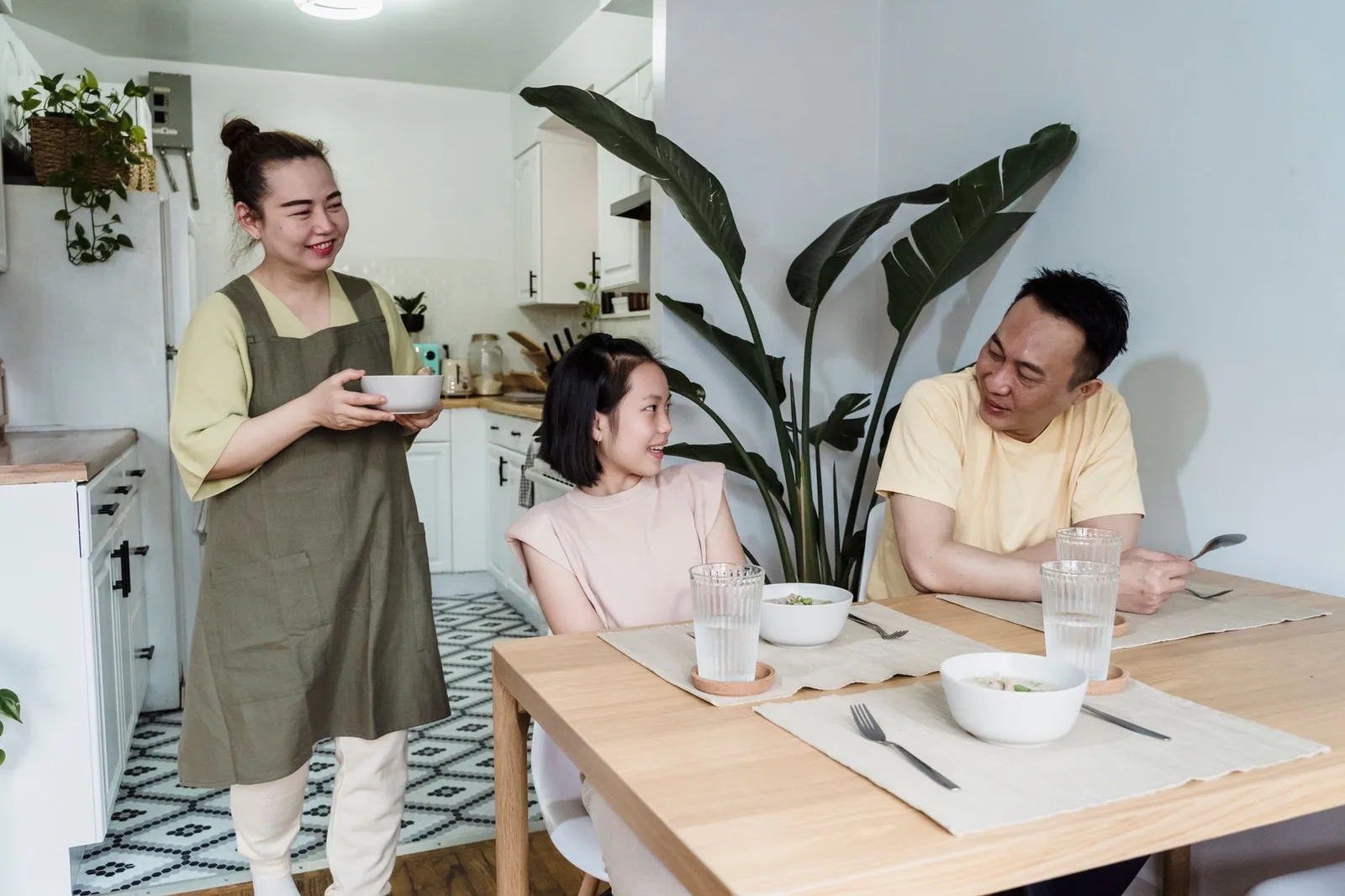 Gia đình Việt trò chuyện bình tĩnh tại nhà