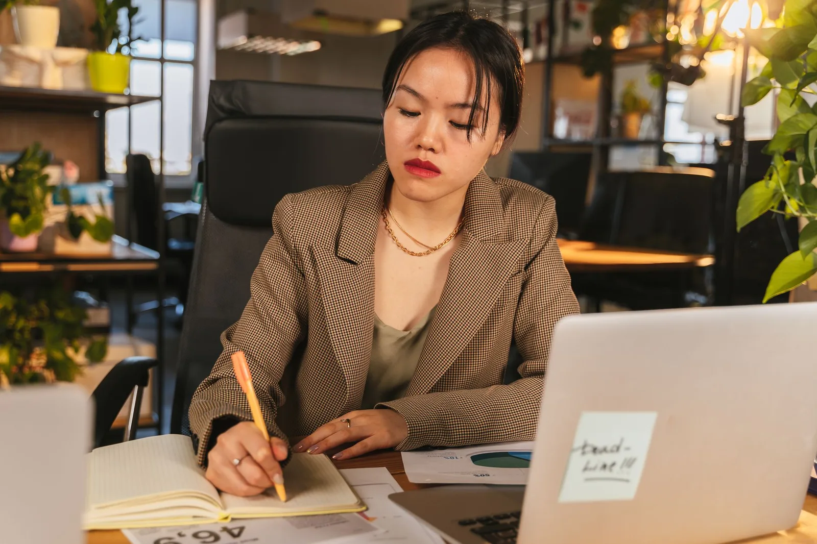 Người phụ nữ châu Á chuẩn bị kế hoạch tại bàn làm việc