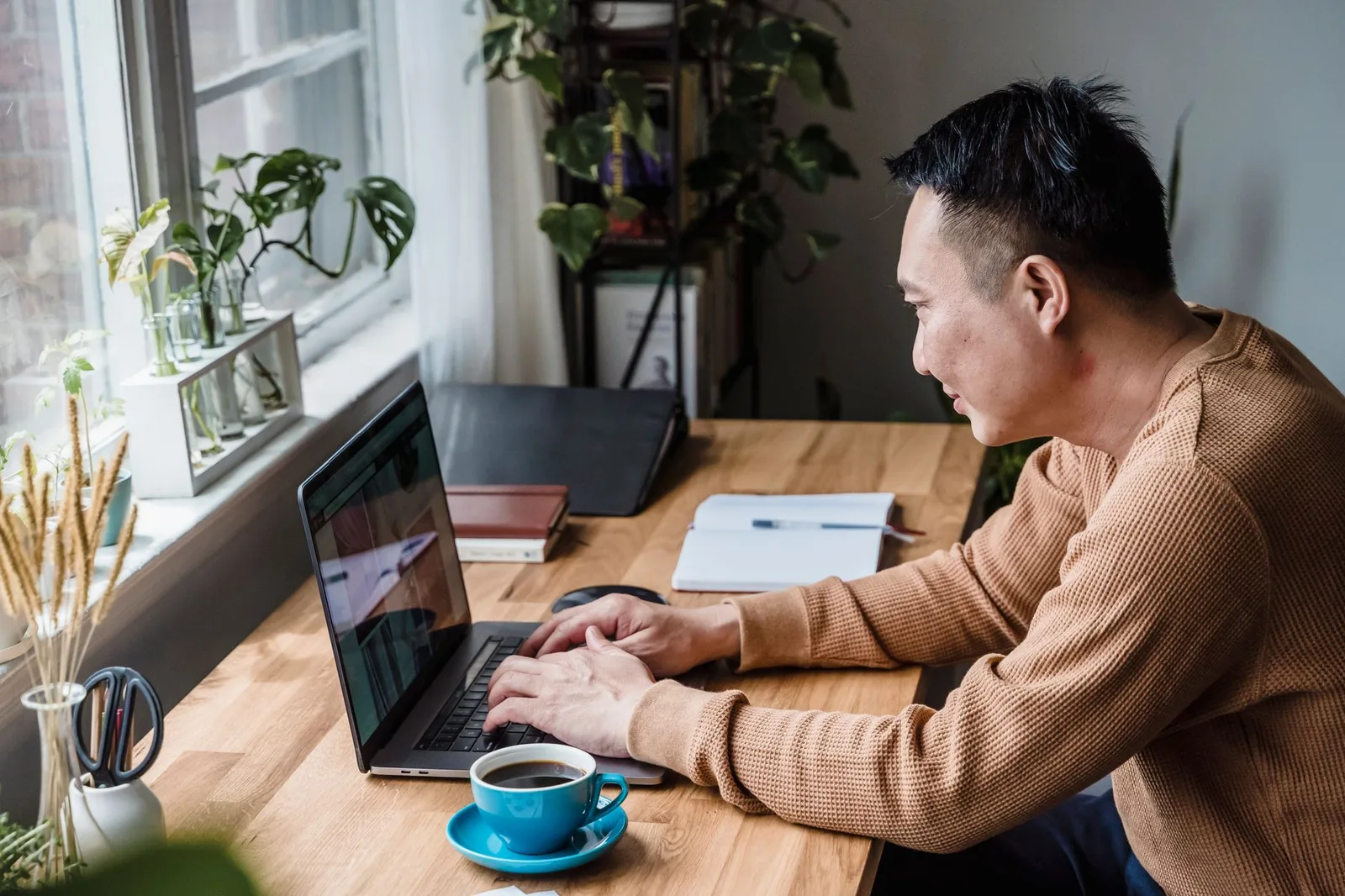 Người đàn ông châu Á tập trung làm việc theo nếp buổi sáng