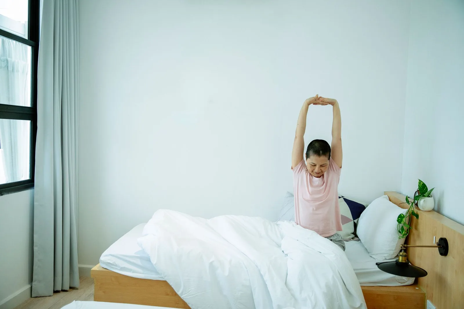 Người phụ nữ châu Á duy trì thói quen tập thể dục buổi sáng