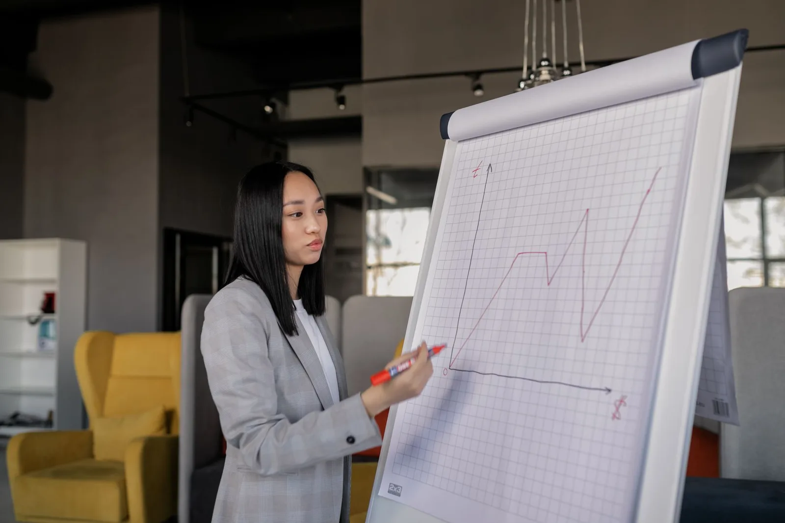 Nhân viên trẻ trình bày ý tưởng và đóng góp cho nhóm