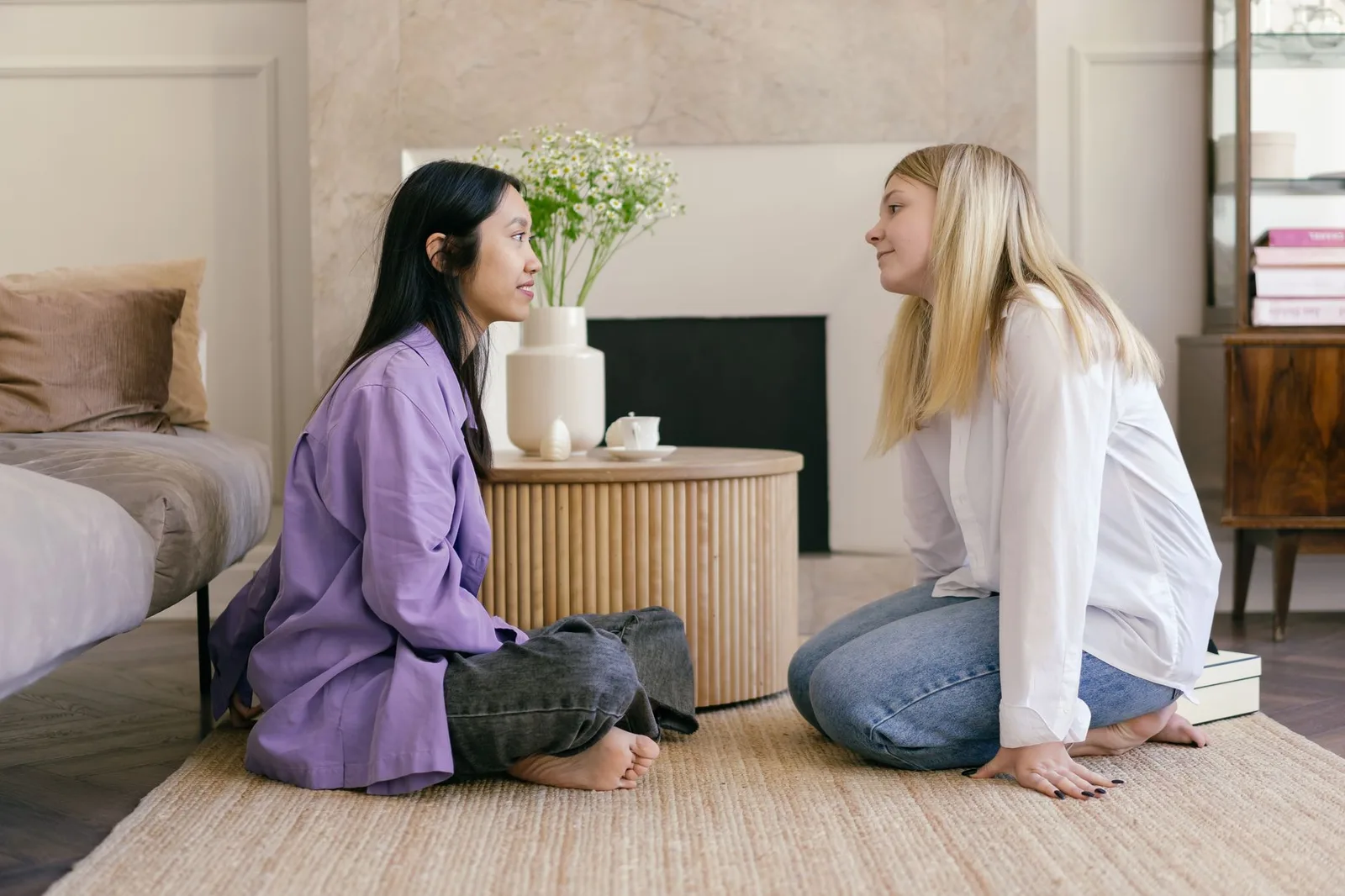 Bạn bè trò chuyện và hỗ trợ nhau vượt qua áp lực