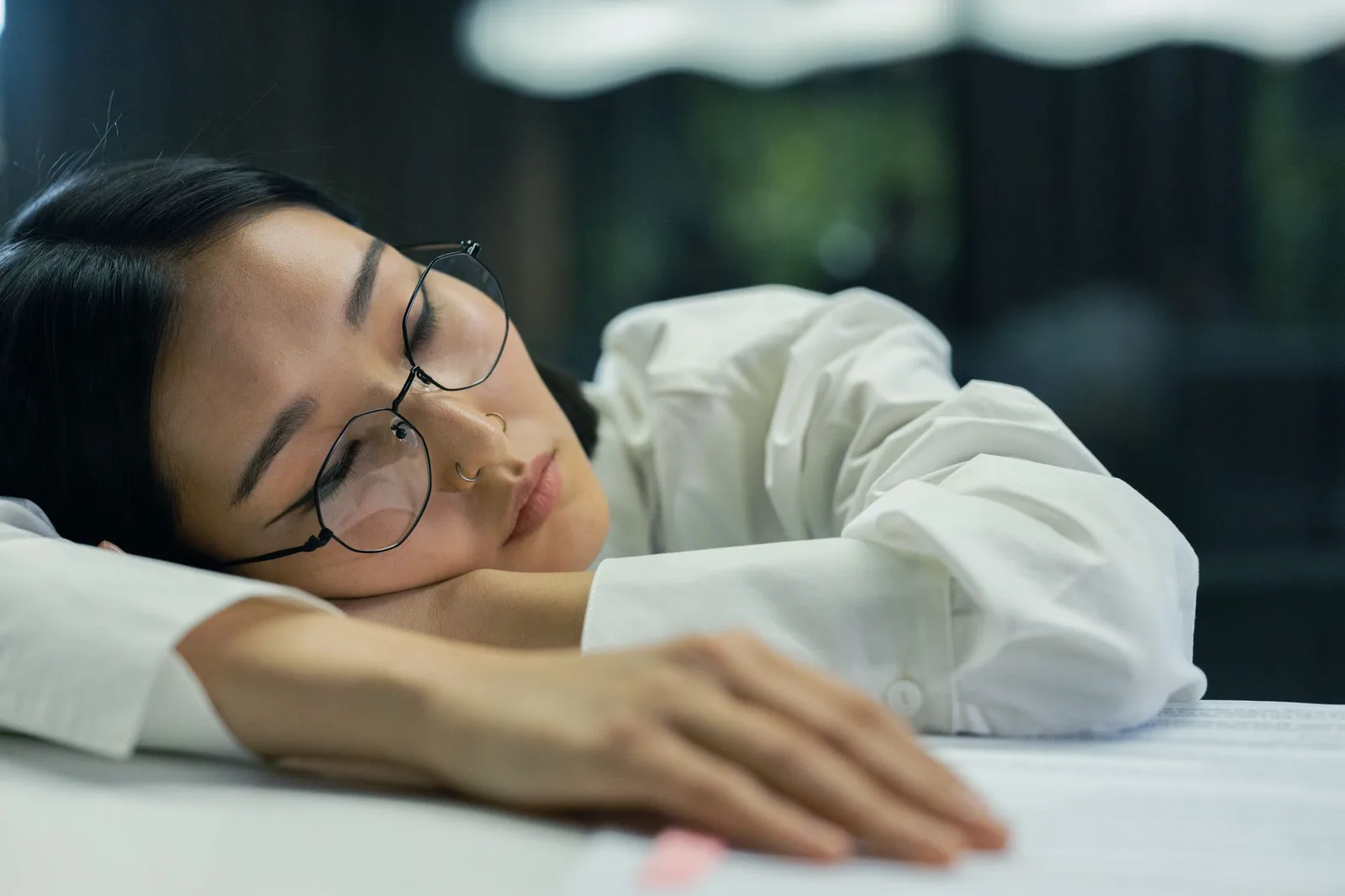 Người đi làm châu Á nghỉ ngơi vì kiệt sức