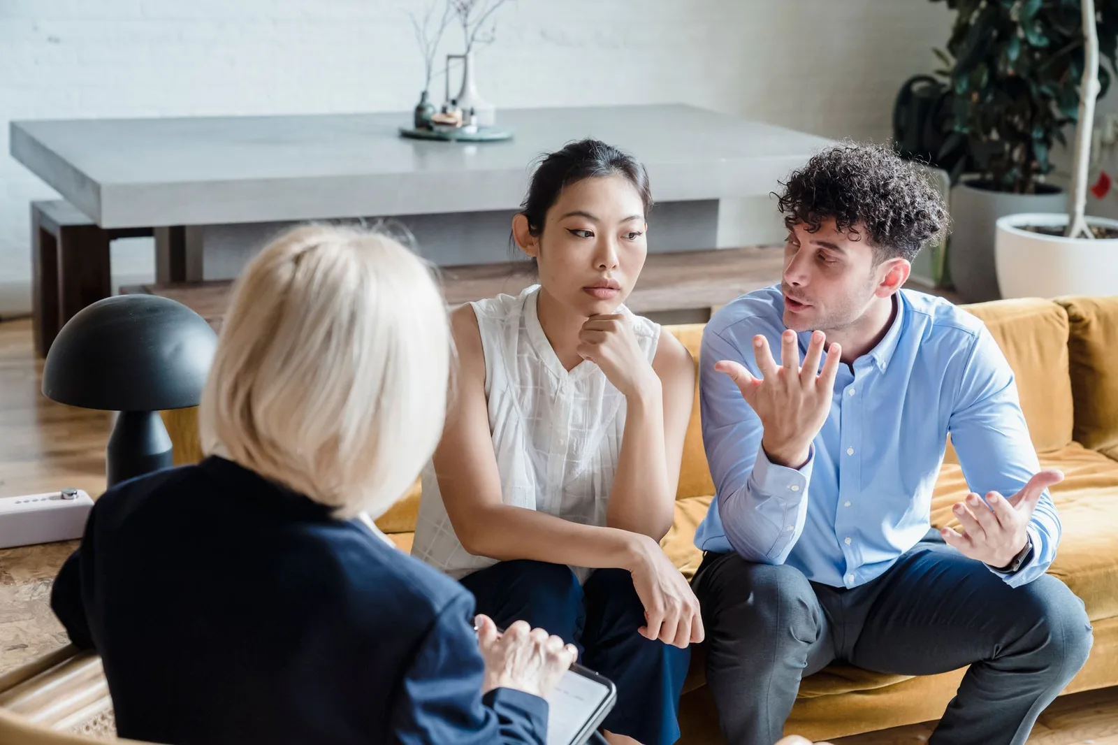 Người phụ nữ châu Á trò chuyện với chuyên gia tâm lý