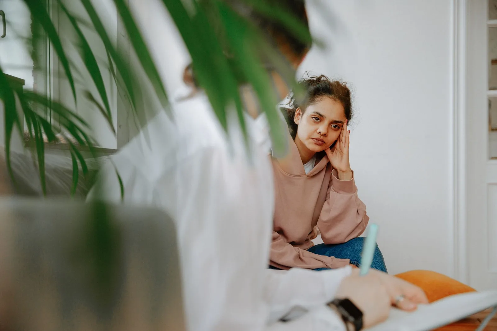 Người phụ nữ châu Á trò chuyện cùng chuyên gia tâm lý
