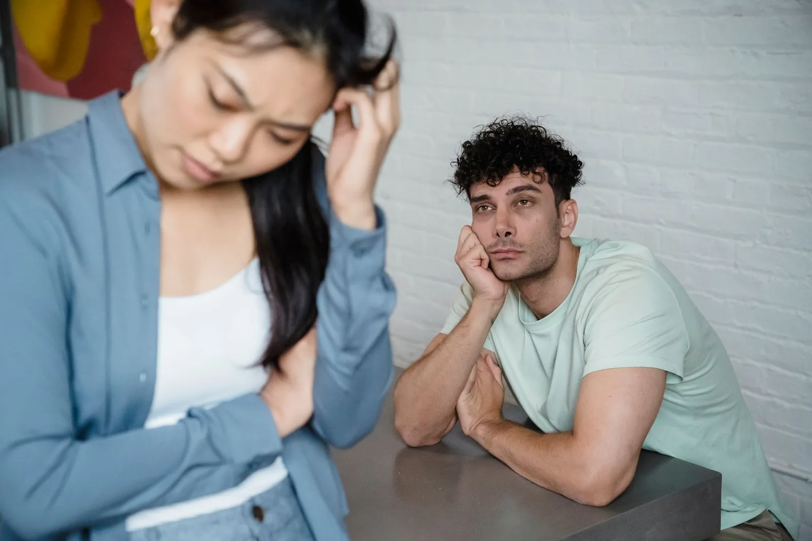 Người phụ nữ châu Á bất an khi suy nghĩ về tình yêu