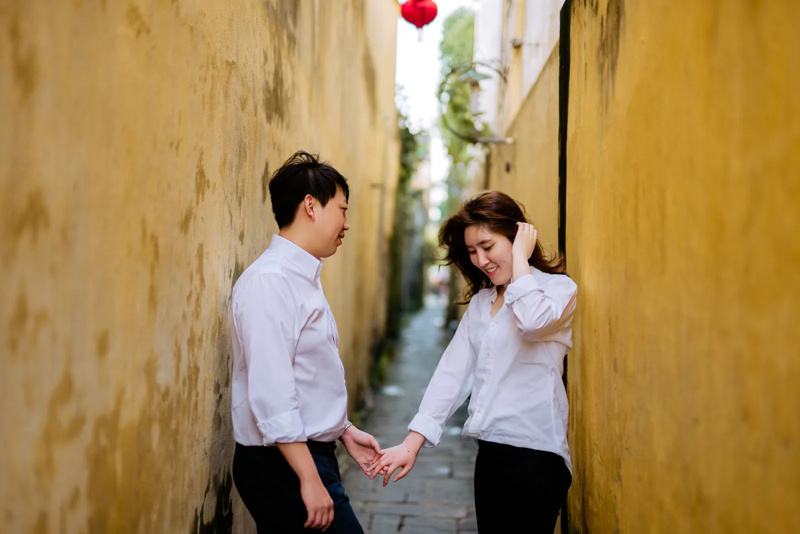 Cặp đôi châu Á cùng nhau tản bộ trong không khí bình yên