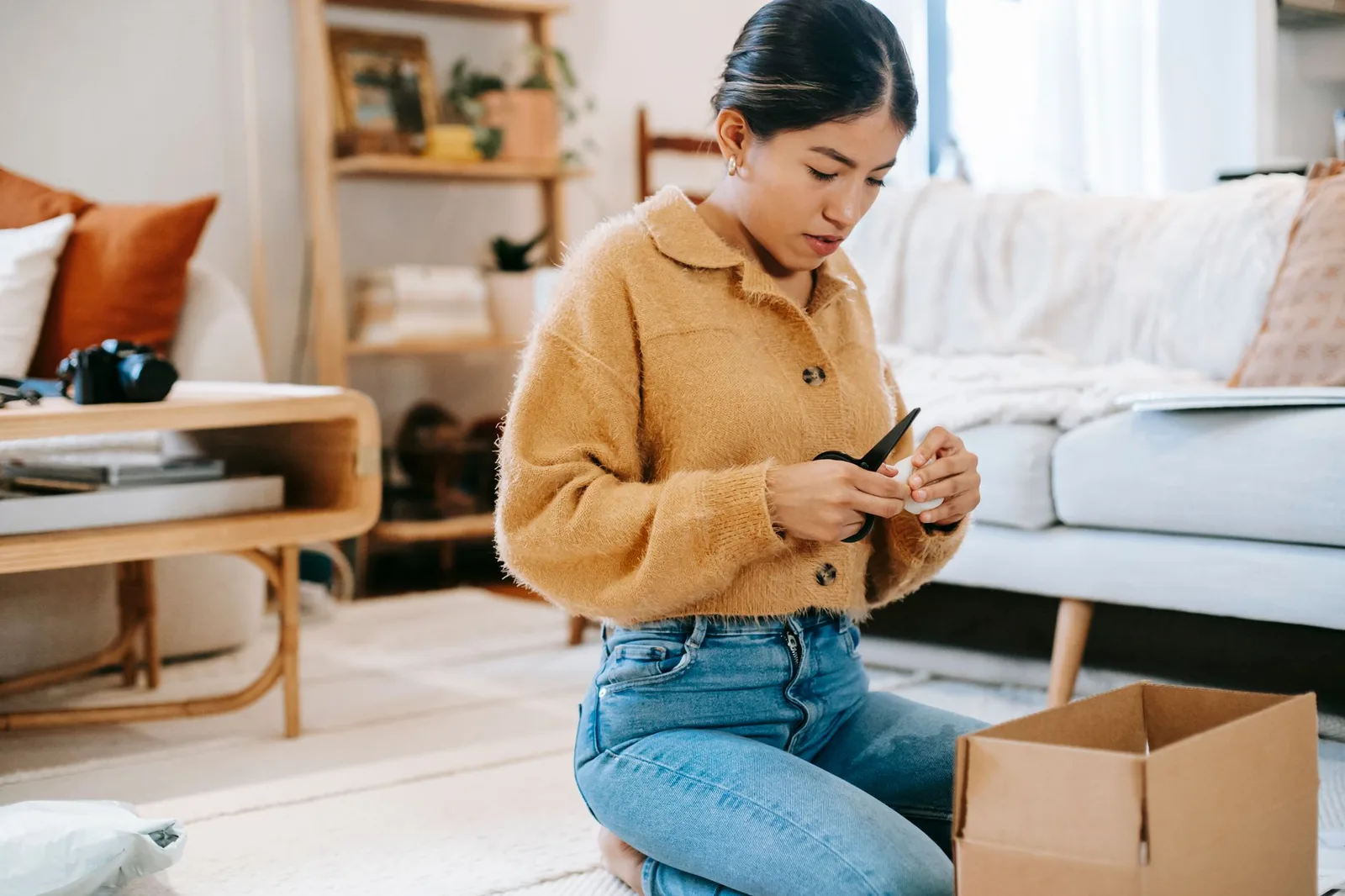 Cô gái trẻ tận hưởng sở thích riêng khi đang yêu