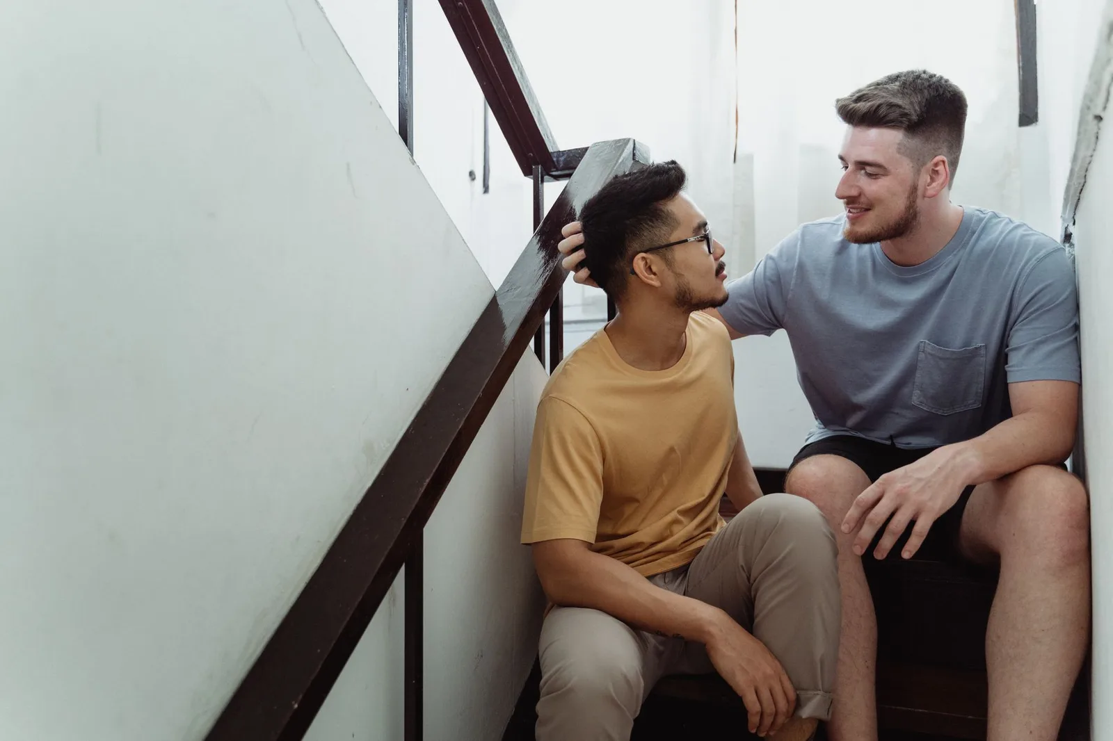 Cặp đôi đồng giới châu Á trò chuyện cởi mở về ranh giới cá nhân