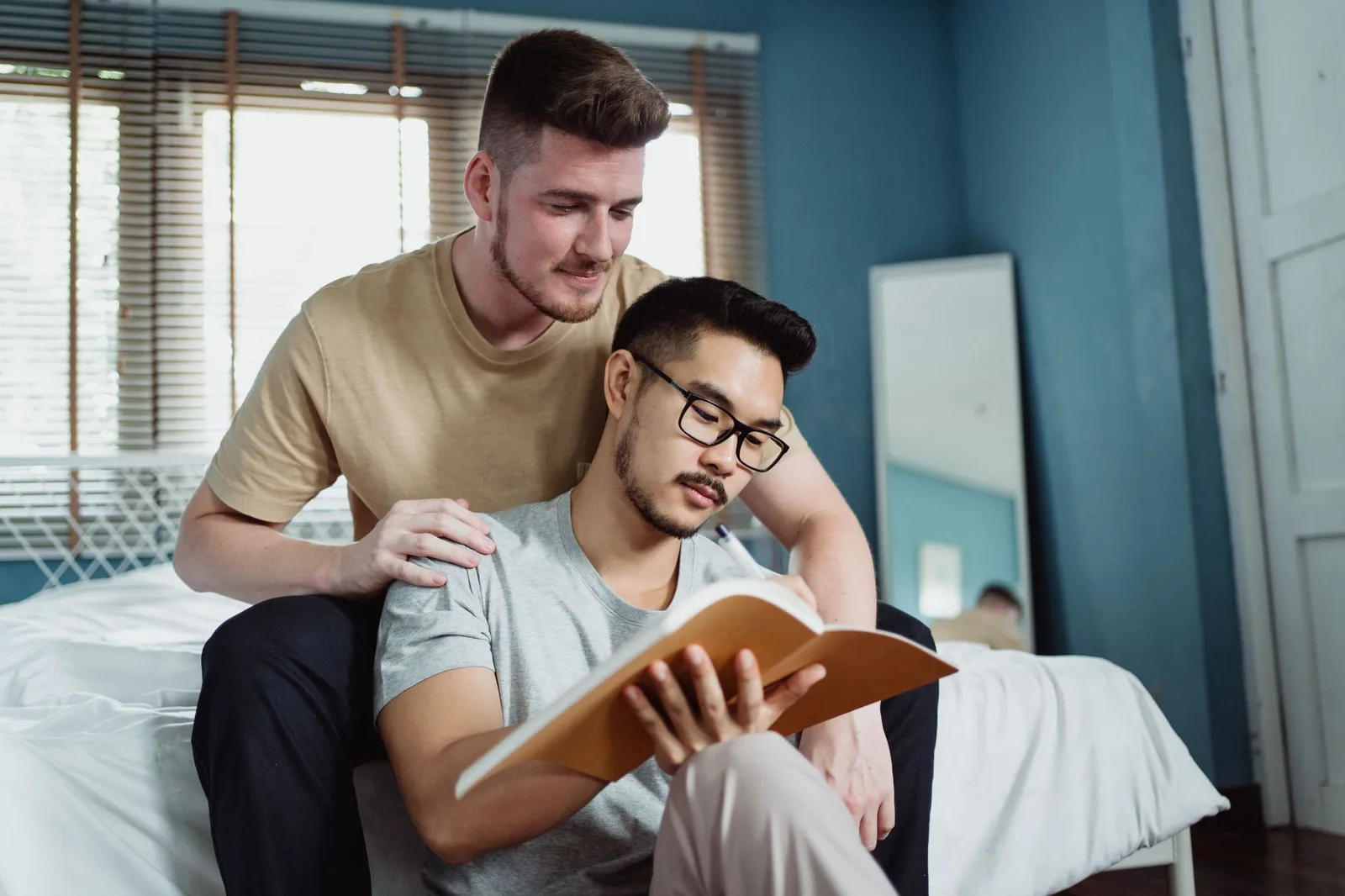 Cặp đôi nam trao đổi về kế hoạch và trách nhiệm khi sống chung