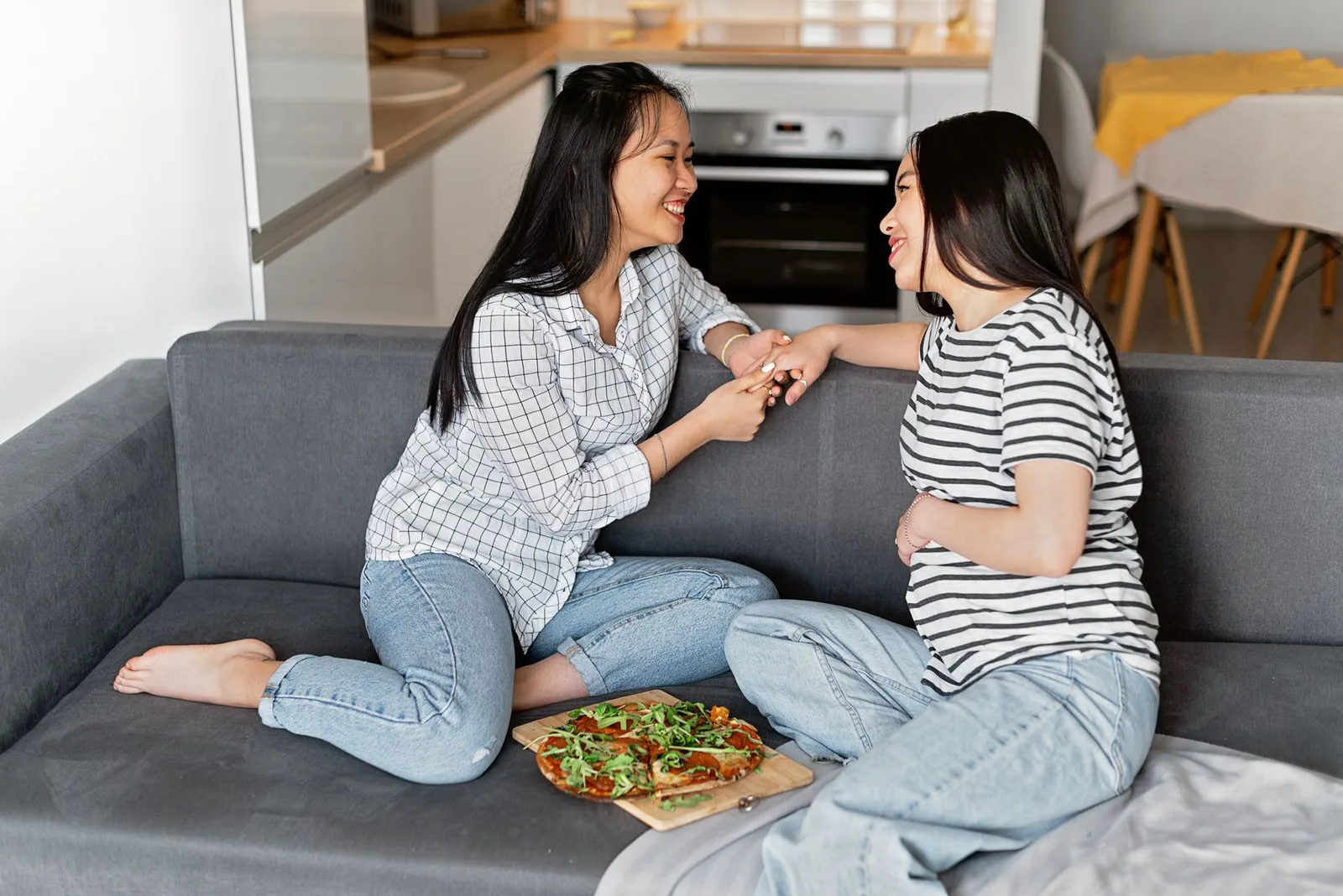 Cặp đôi nữ châu Á trao đổi nghiêm túc với bạn bè