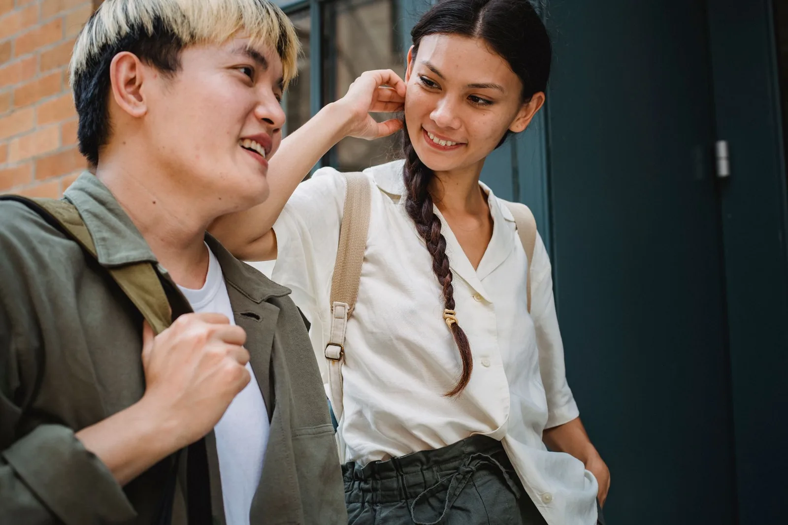 Người phụ nữ châu Á từng bước kết nối lại với bạn bè