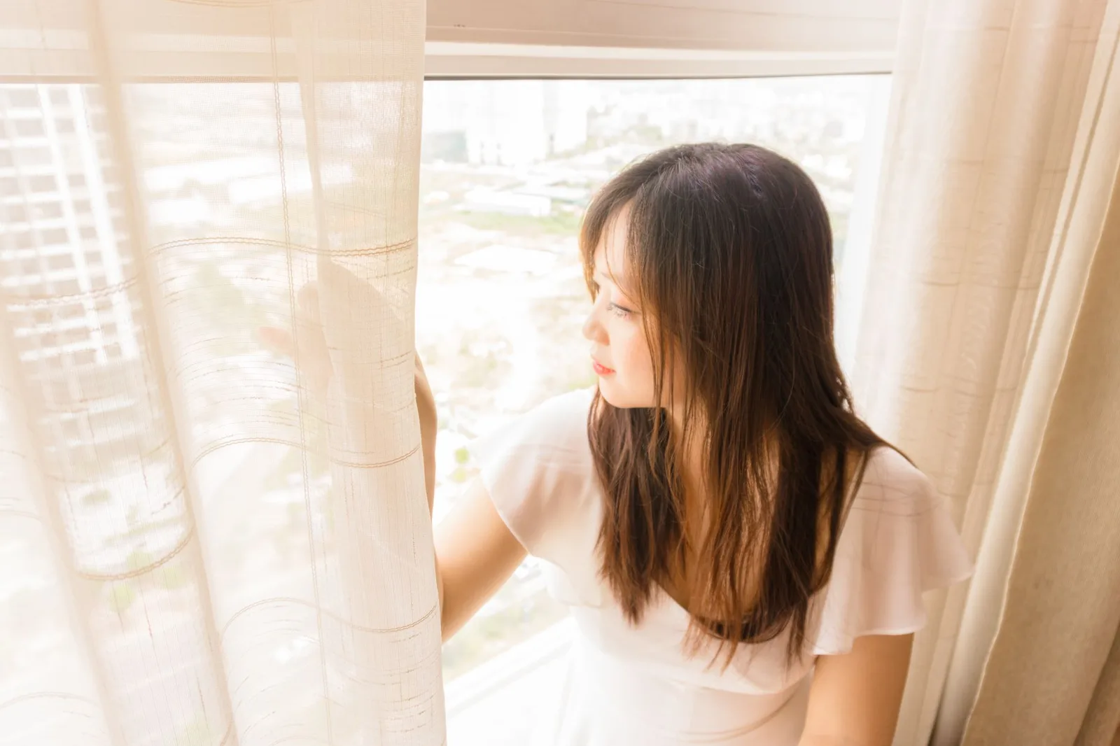 Người phụ nữ châu Á thư giãn một mình tại nhà