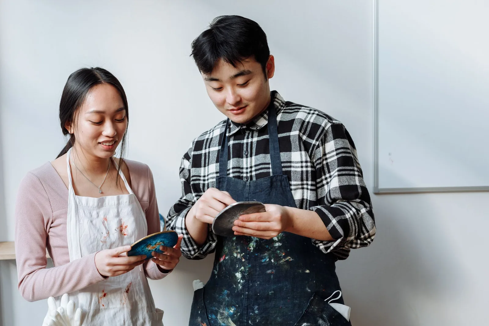 Vợ chồng châu Á tận hưởng sở thích riêng trong cùng mái ấm