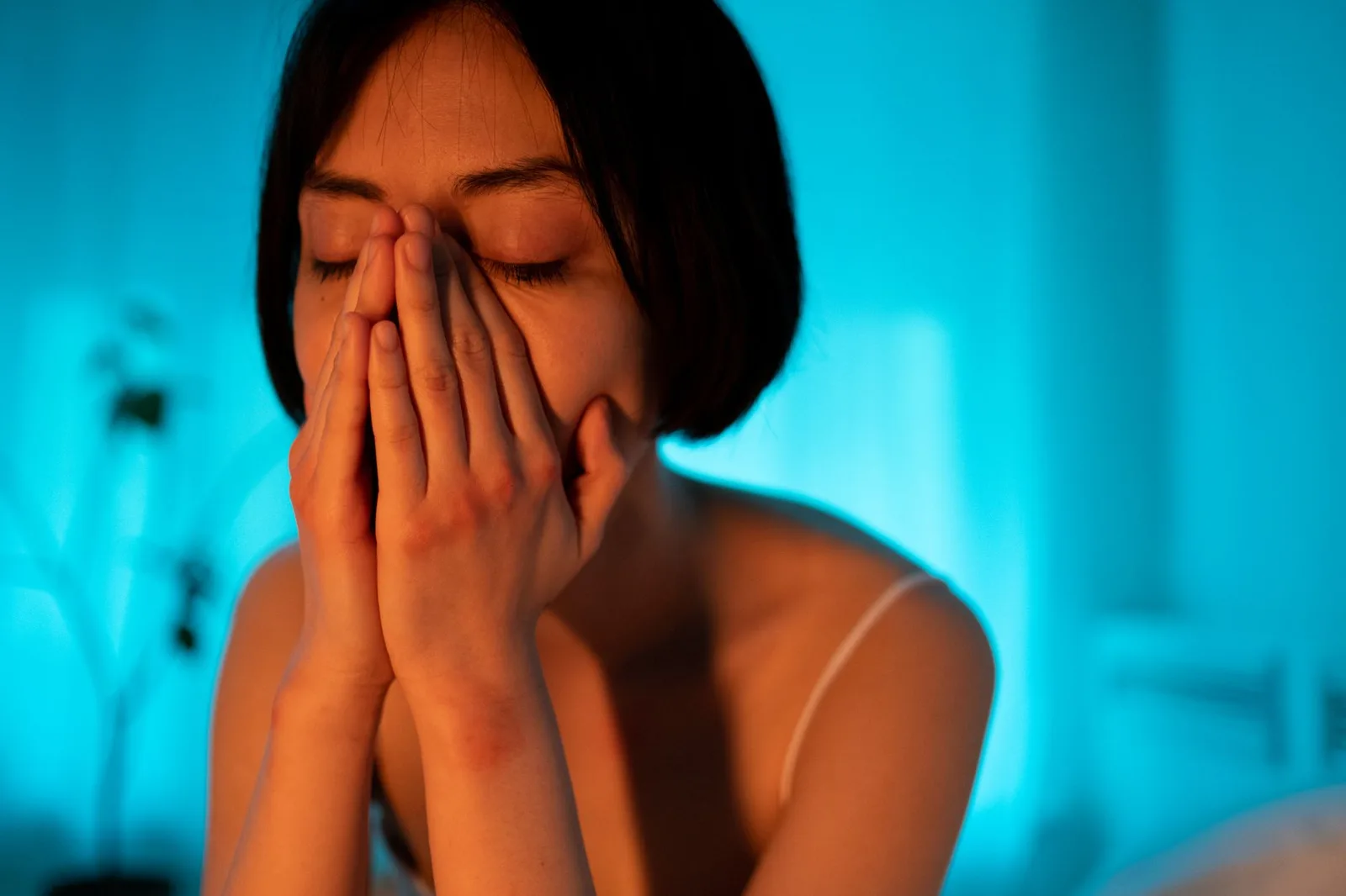 Người phụ nữ châu Á suy ngẫm về cảm giác cô đơn